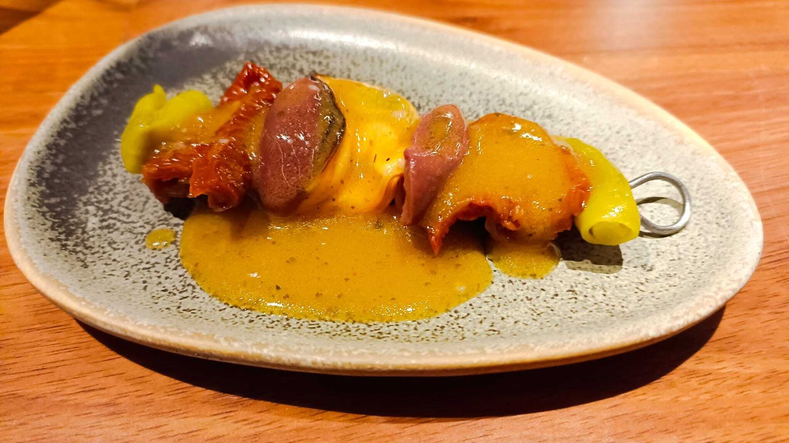 La estupenda gilda con mejillón, aceituna kalamata, tomate seco, piparra y extraordinario escabeche.