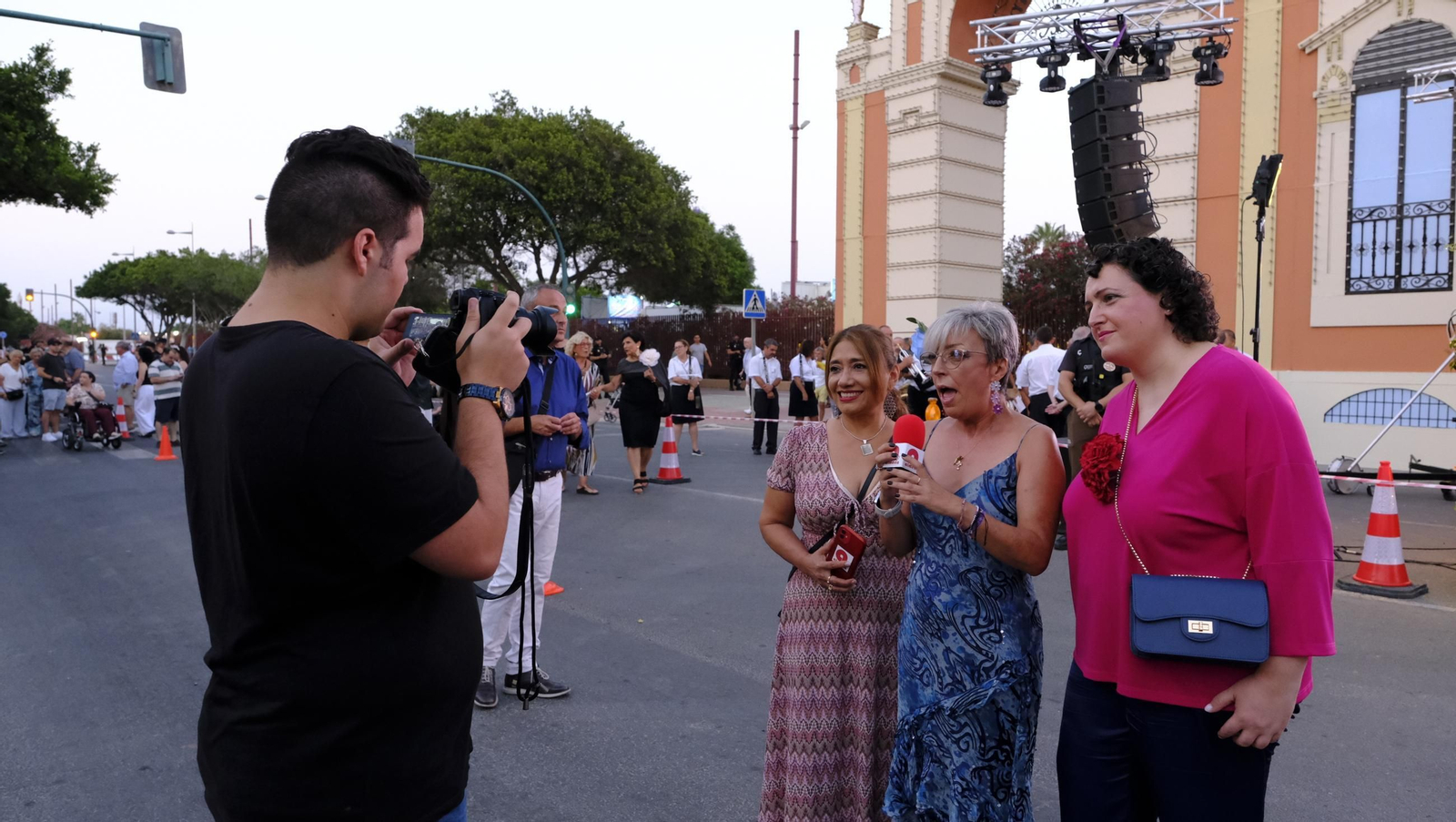 El pregón de la Feria de Almería 2025 y el encendido de la portada, en imágenes