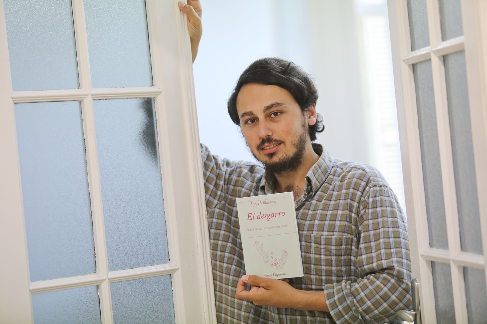 Jorge Villalobos con un ejemplar de 'El desgarro' con el que se llevó en 2018 el Premio Hiperión.