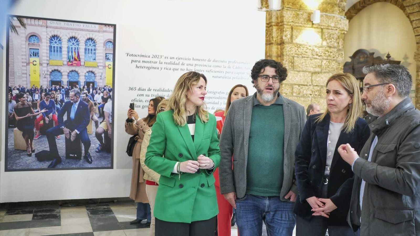 Almudena Martínez, Vanesa Beltrán, Diego Calvo y Román Ríos durante el recorrido por la exposición.