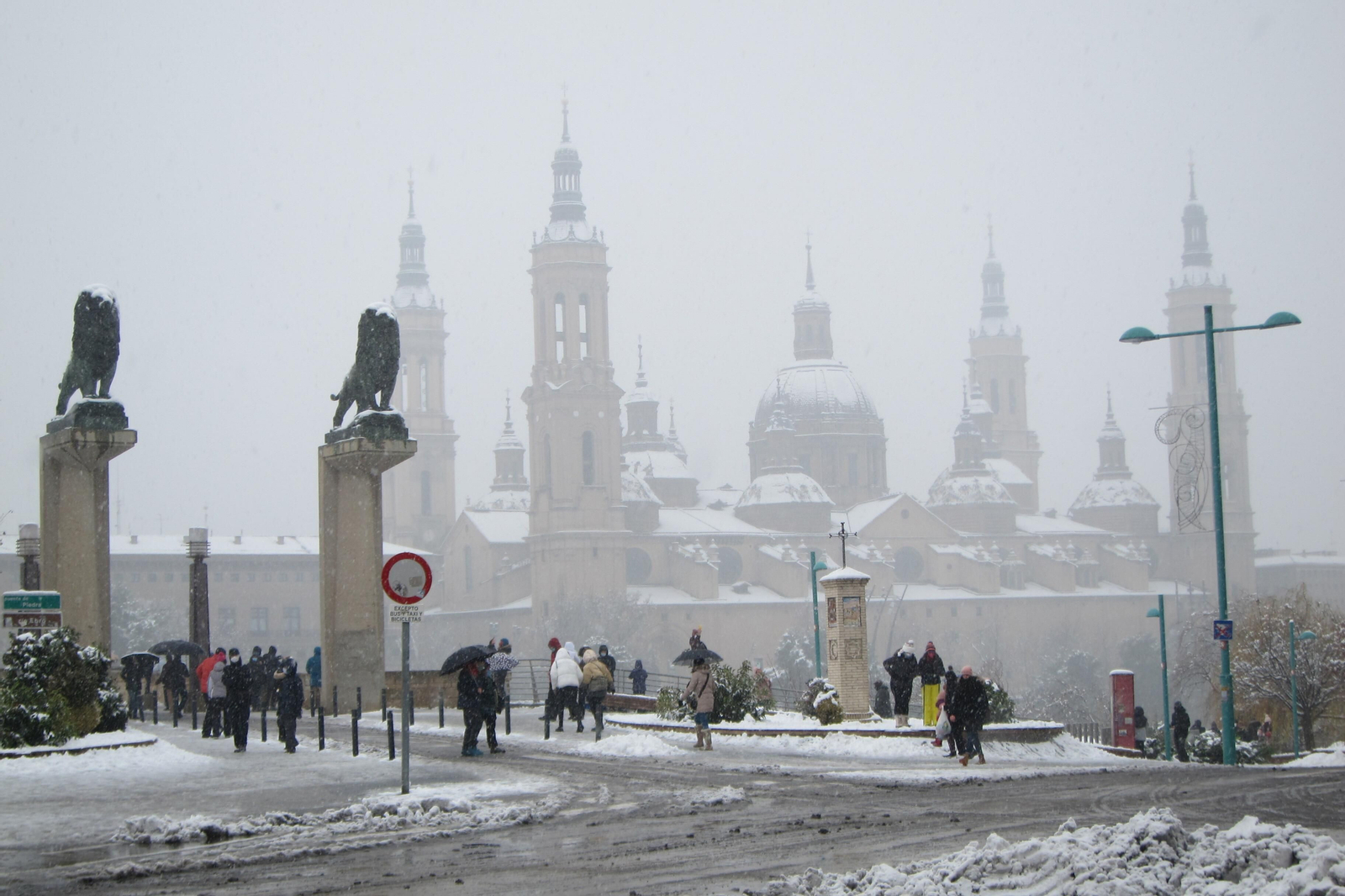 El segundo día del temporal 'Filomena' en imágenes: más nieve y caos