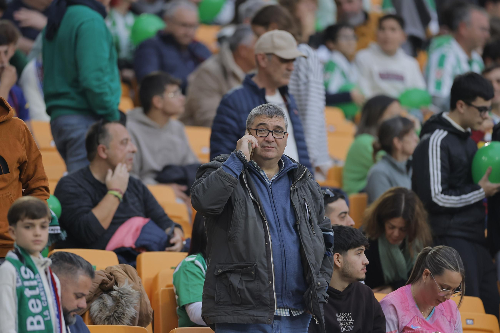 Búscate en las fotos del Betis - Barcelona