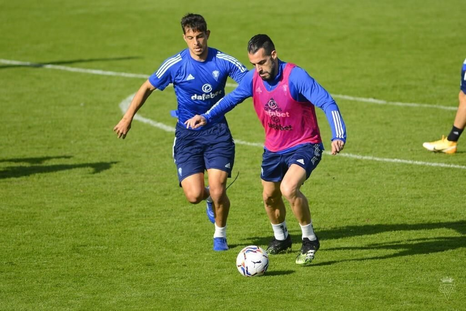 Negredo, con el balón ante Marcos Mauro en la sesión del jueves.
