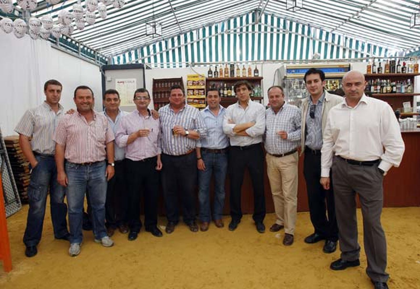 Los trabajadores de Pepsi-Cola y Estrella Damm, ayer en la caseta de ‘Amigos de Diario’.

Foto: Fito Carreto