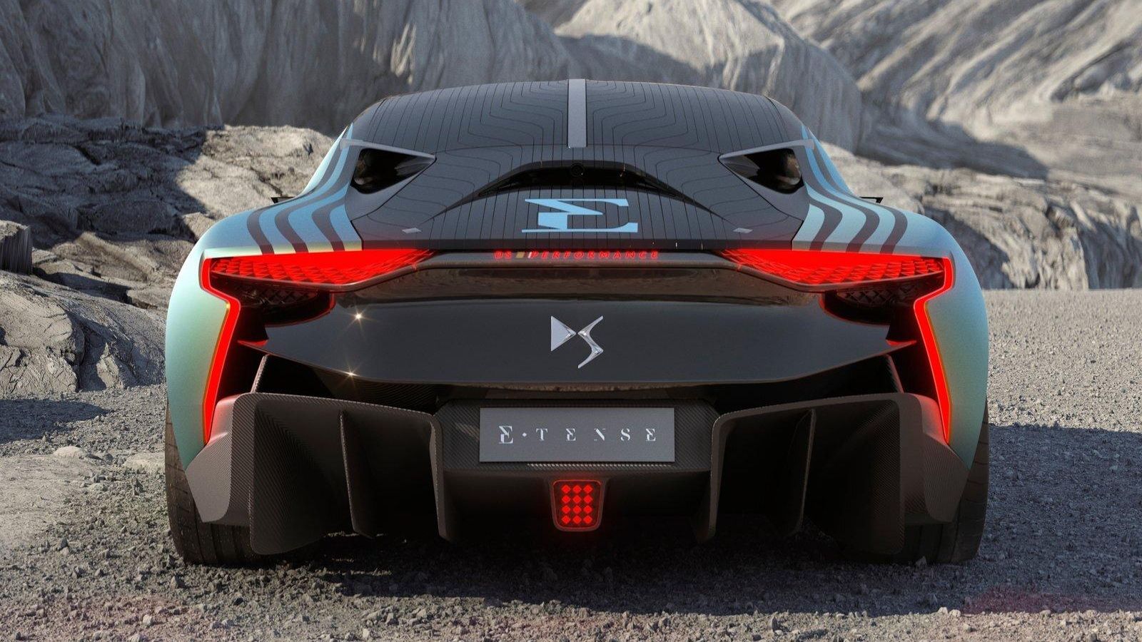 La trasera es muy espectacular, particularmente debido a ese enorme deflector situado en la parte inferior o a la configuración de sus pilotos.