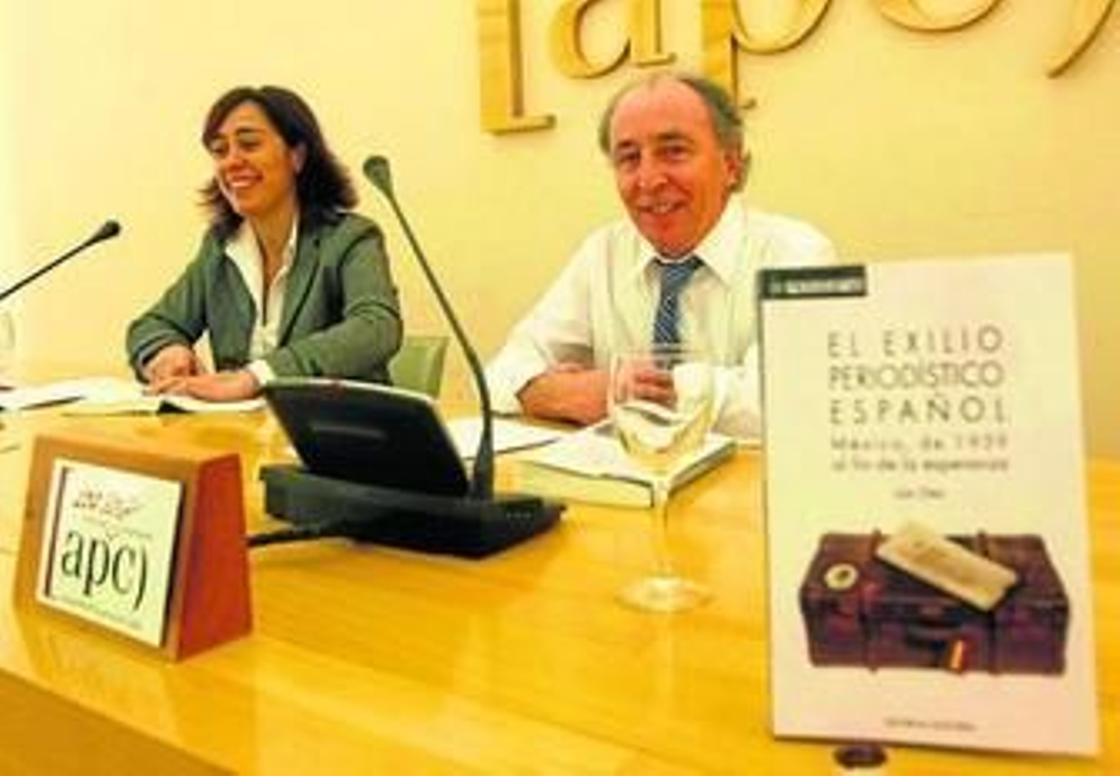 Luis Díez, acompañado de Beatriz Revilla, ayer en la Asociación de la Prensa.