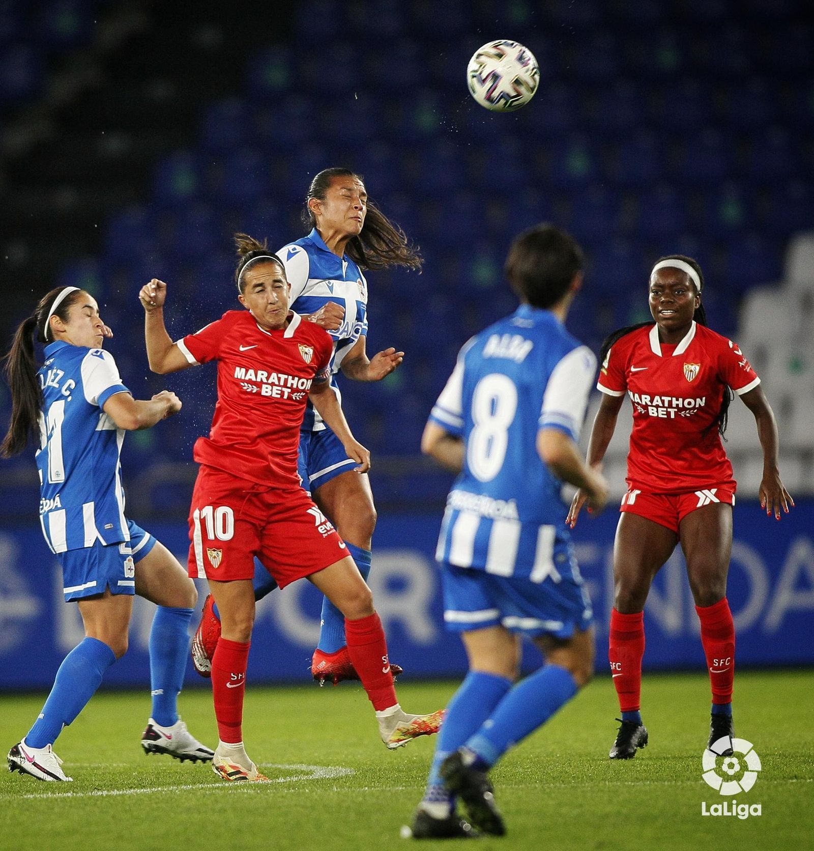 La sevillista Virgy pugna con una rival un balón aéreo.
