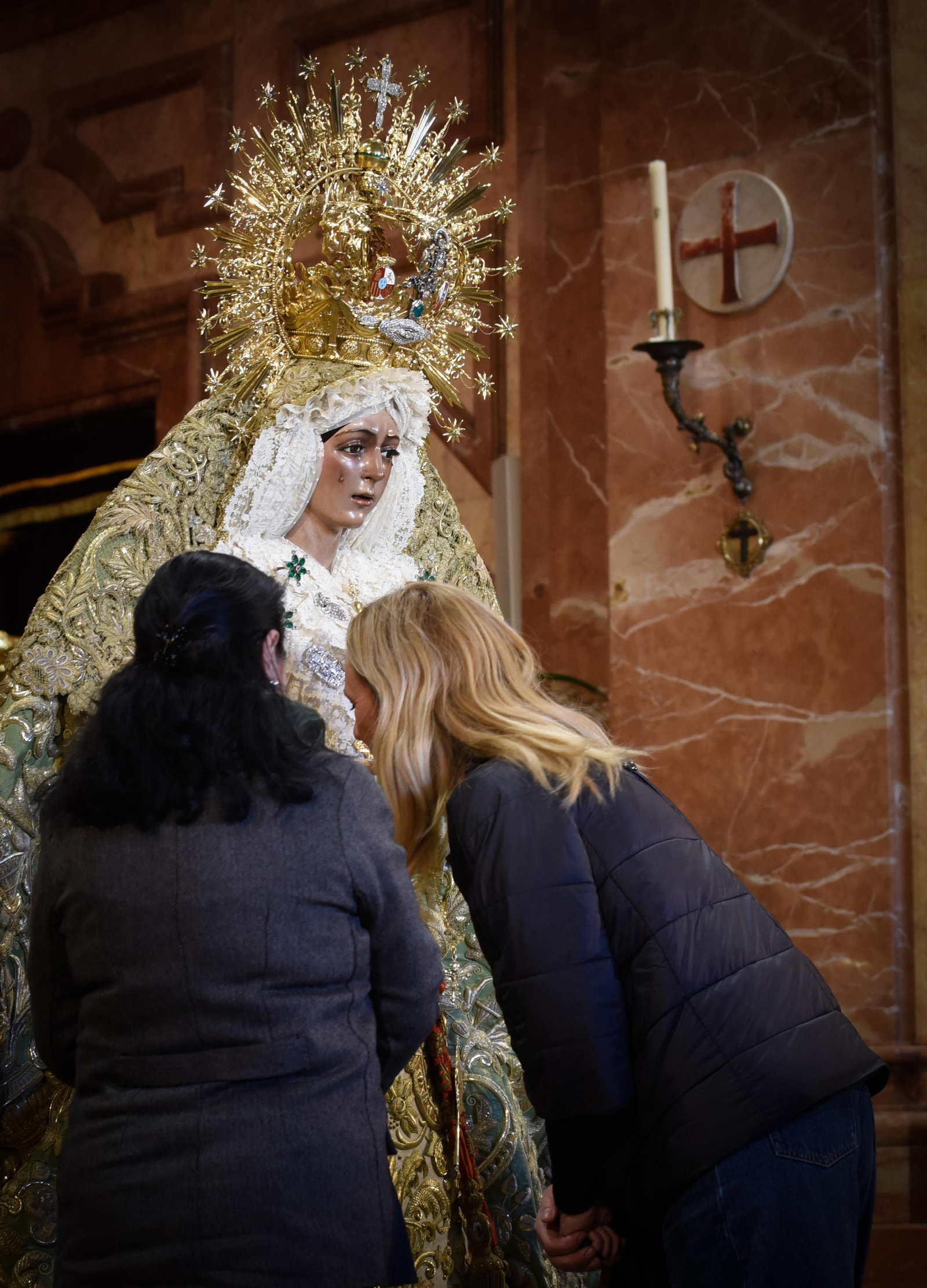 El besamanos de la Macarena, en imágenes