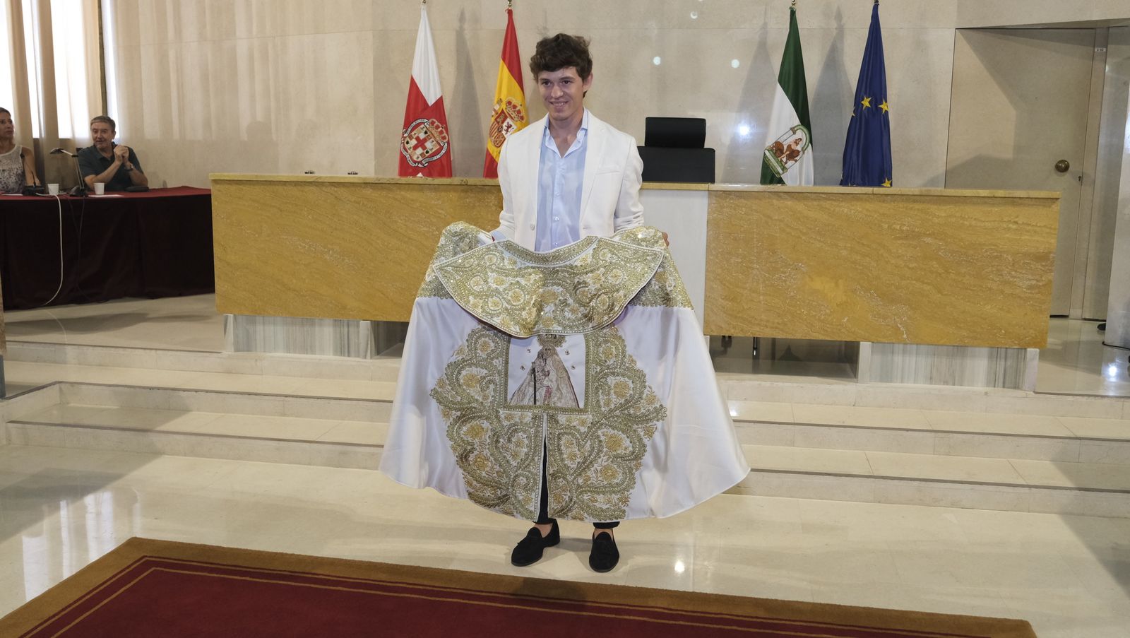 Imágenes de la entrega del Capote de Paseo a Jorge Martínez