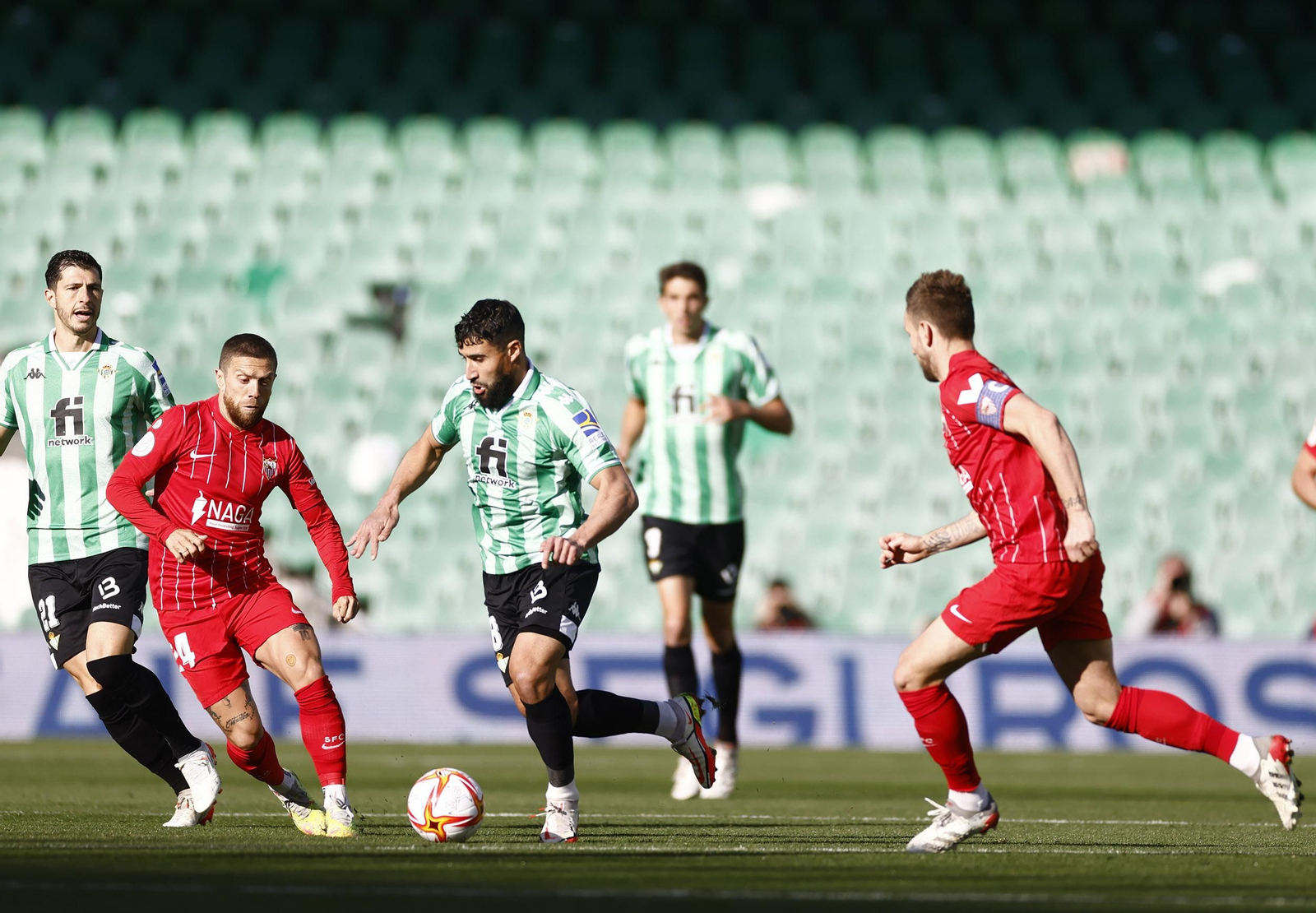 Rakitic sigue a Fekir ante el Papu, con Guido detrás.