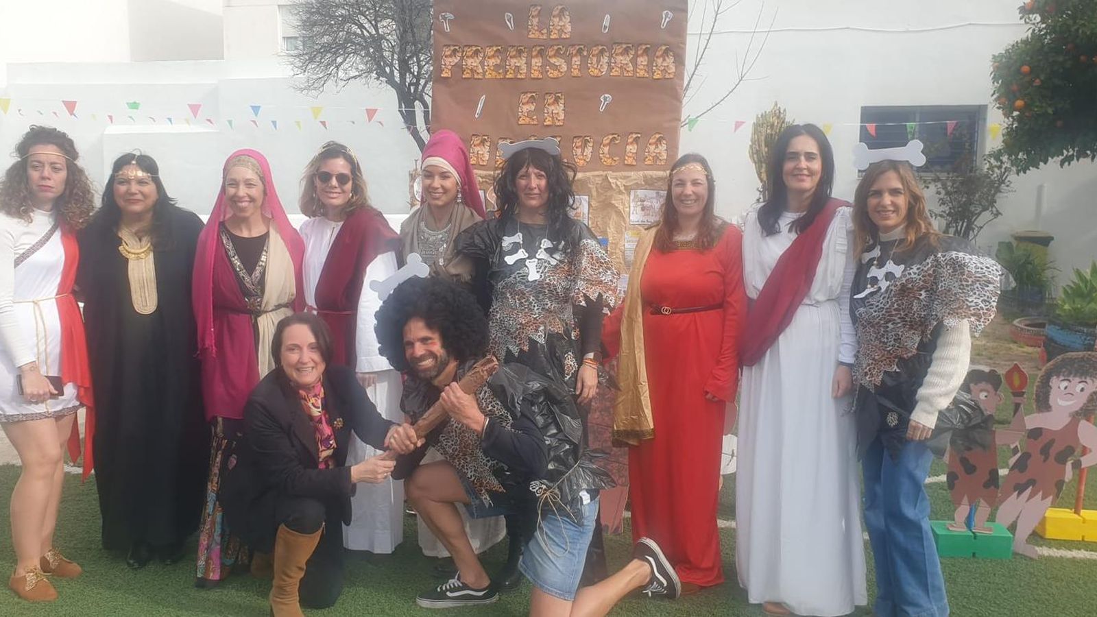 Algunos de los docentes y familias participantes en el acto.