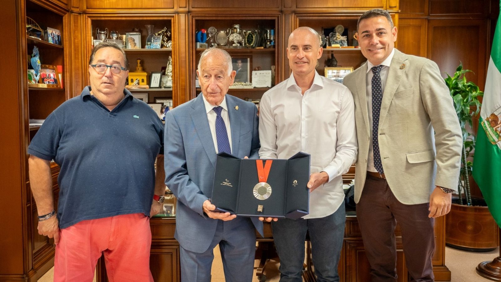 Pablo Jaramillo recibió una condecoración por parte del consistorio roquetero.