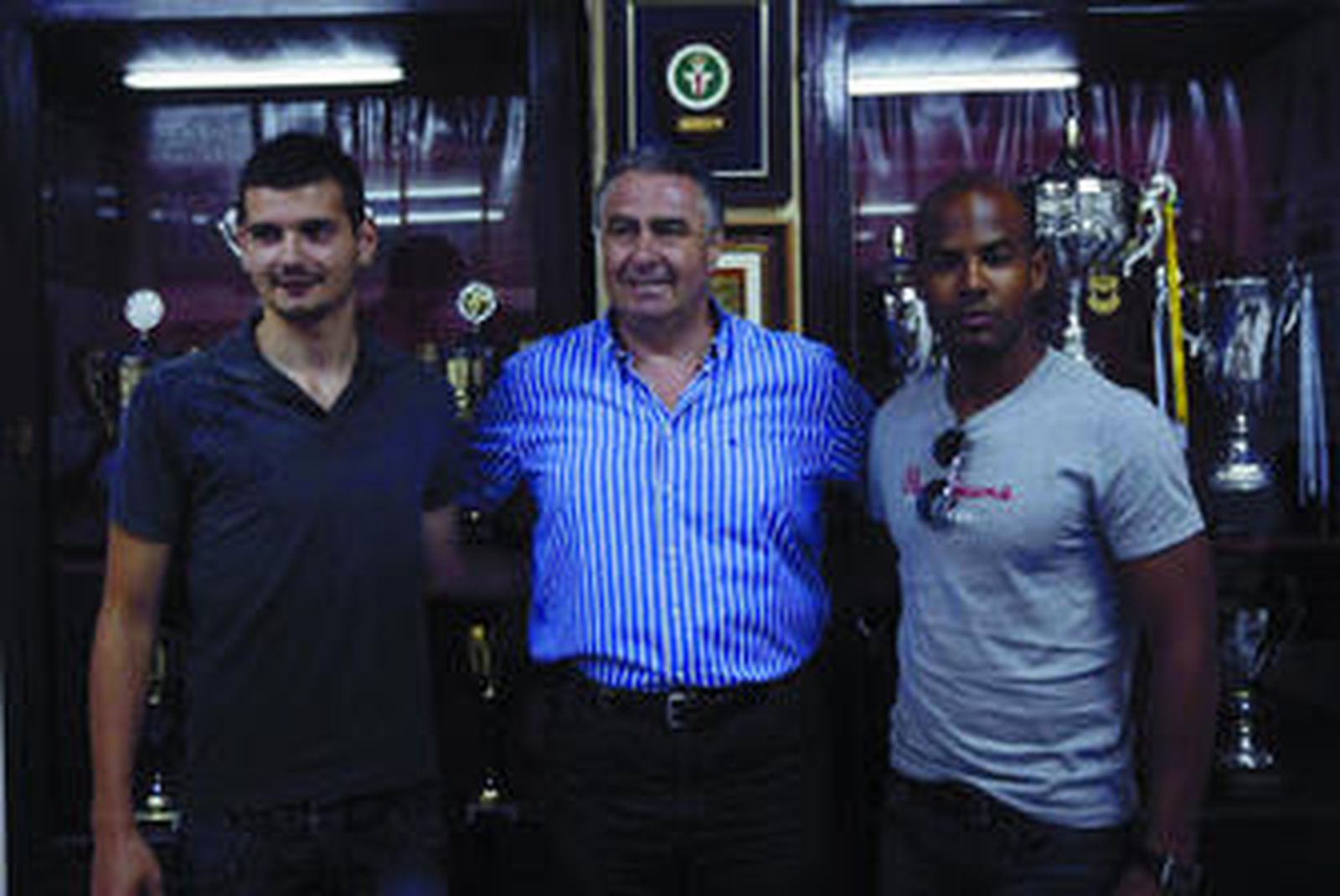 David Zamora (i) y Miguel Thompson (d), los dos últimos fichajes  posan junto a Alfredo Gallardo.