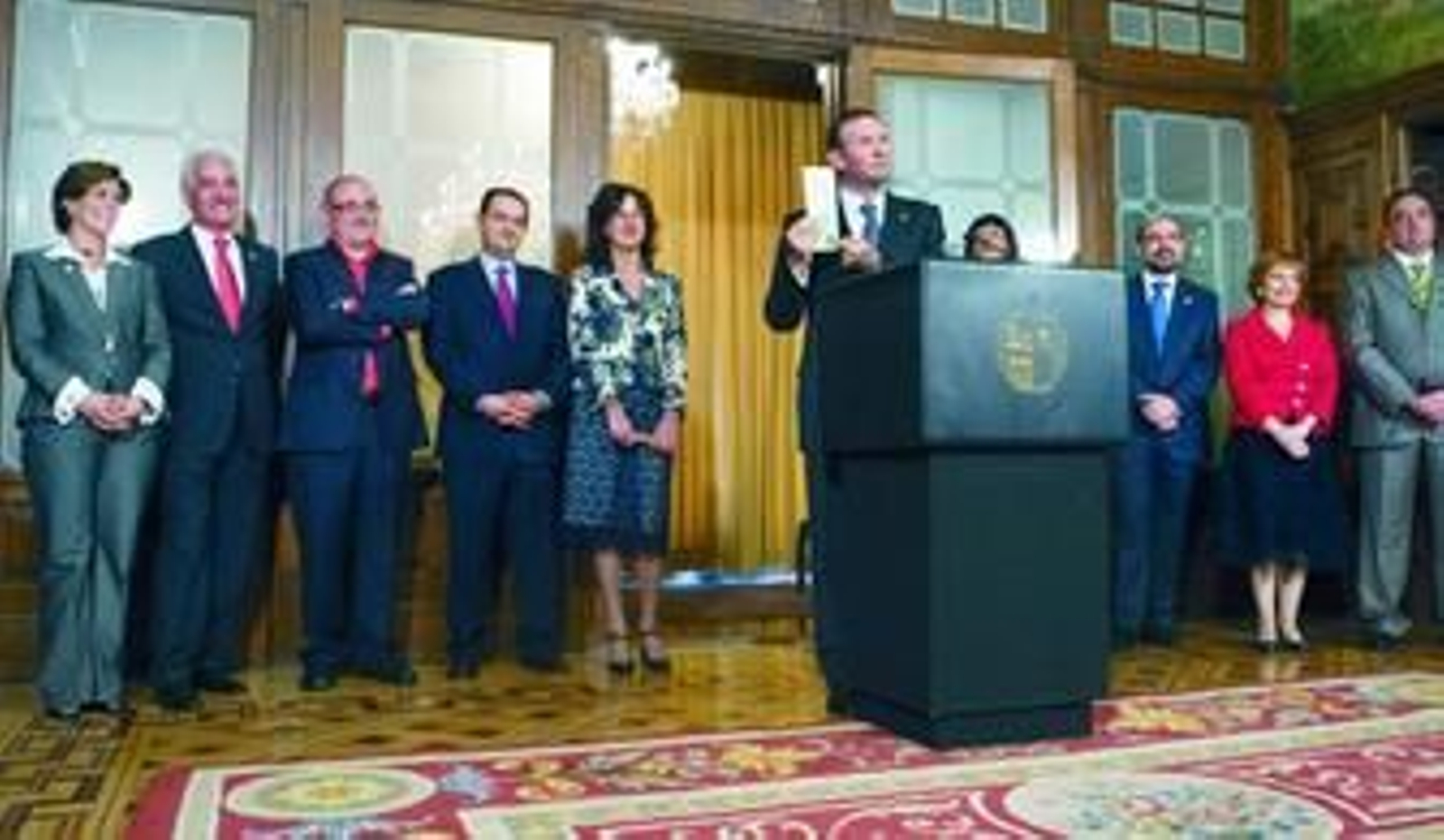 Juan José Ibarretxe muestra la papeleta de su pretendido referéndum rodeado por los consejeros del Gobierno vasco.