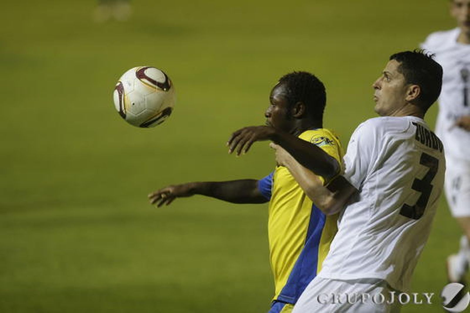 Akinsola pugna con Zurdo. 

Foto: Julio Gonzalez