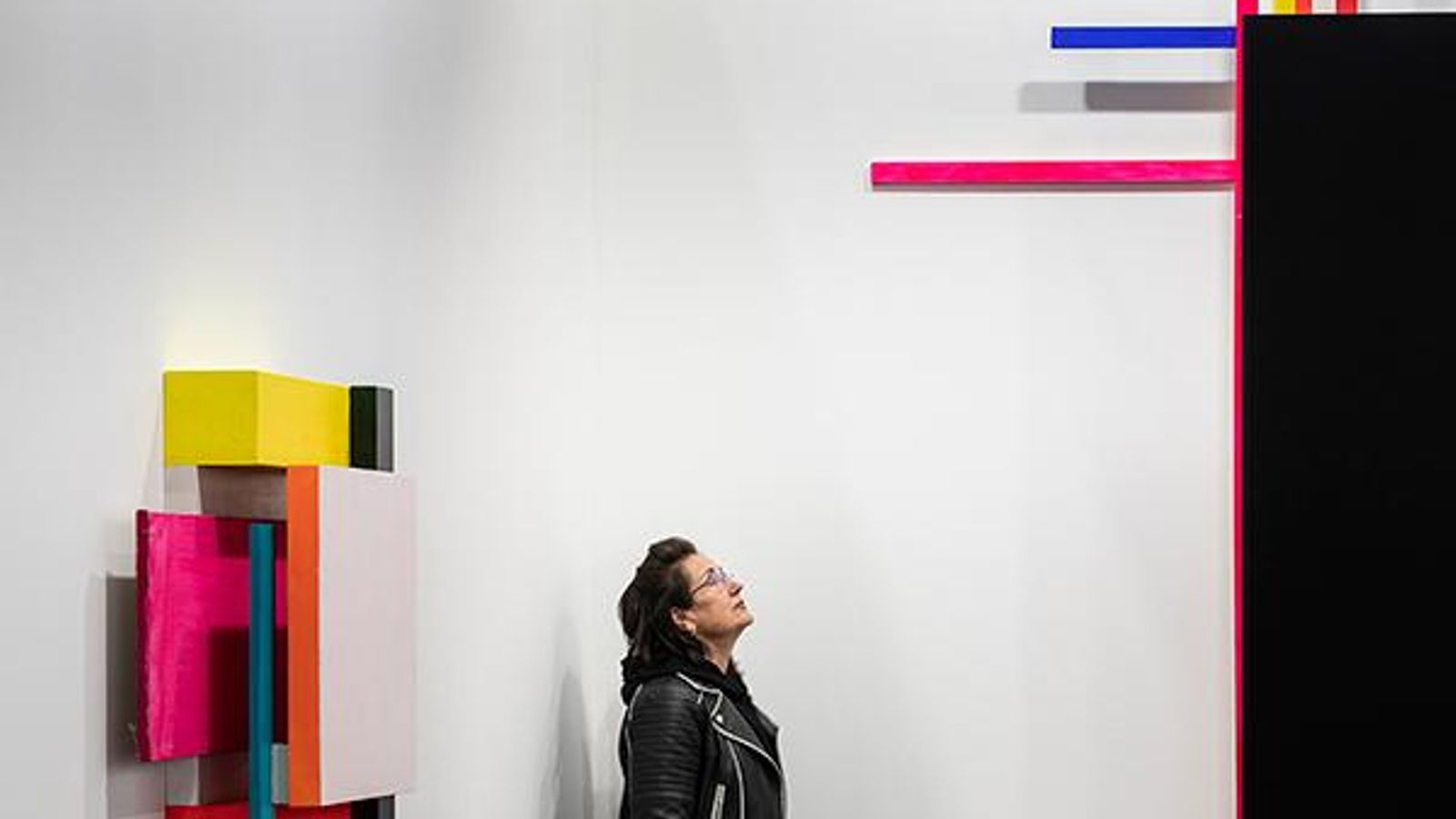 Retrato de Rosa Brun ante una de las obras de su exposición.