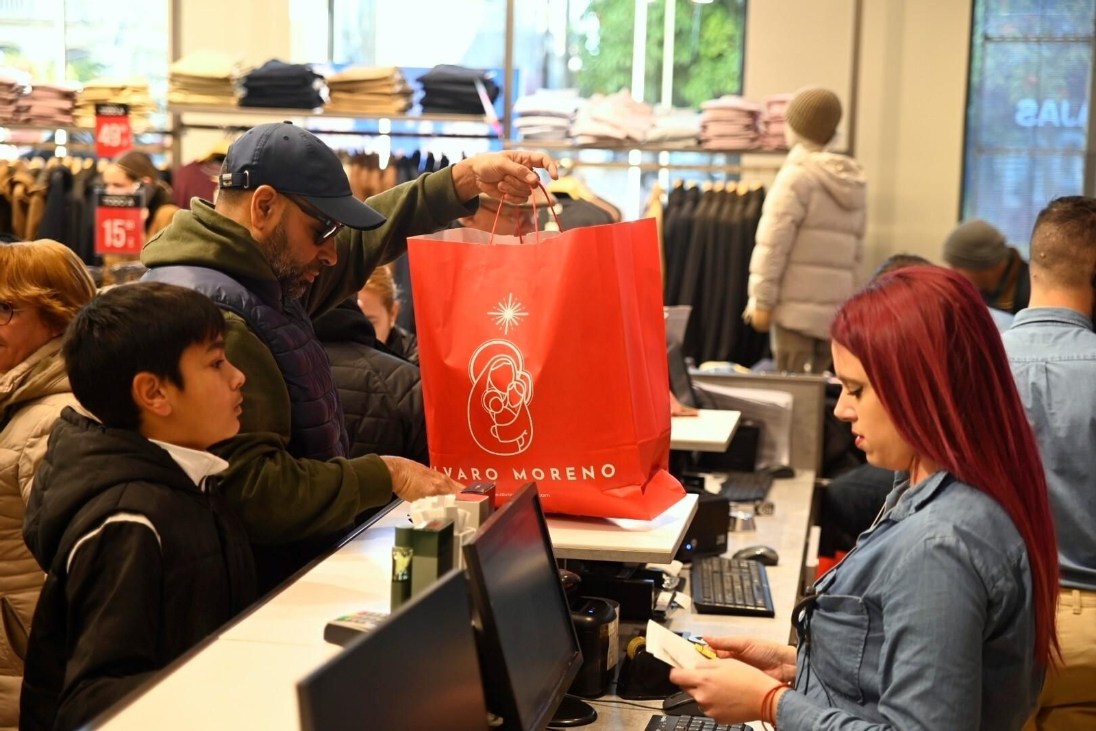 Las cordobeses se echan a la calle el primer día de las rebajas de invierno, en imágenes