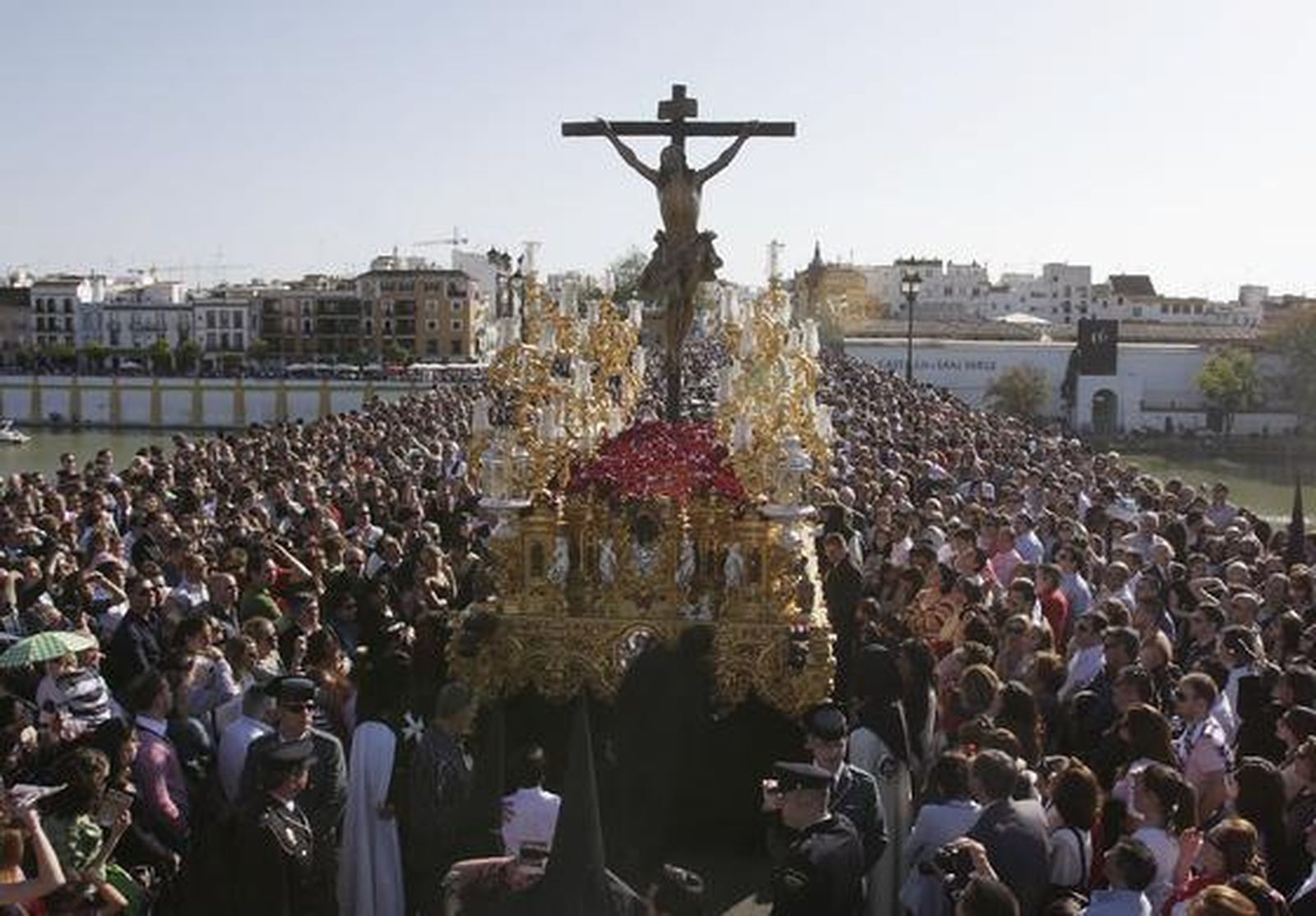 El Cachorro llena de belleza el Puente de Triana

Foto: Jose Angel Garcia