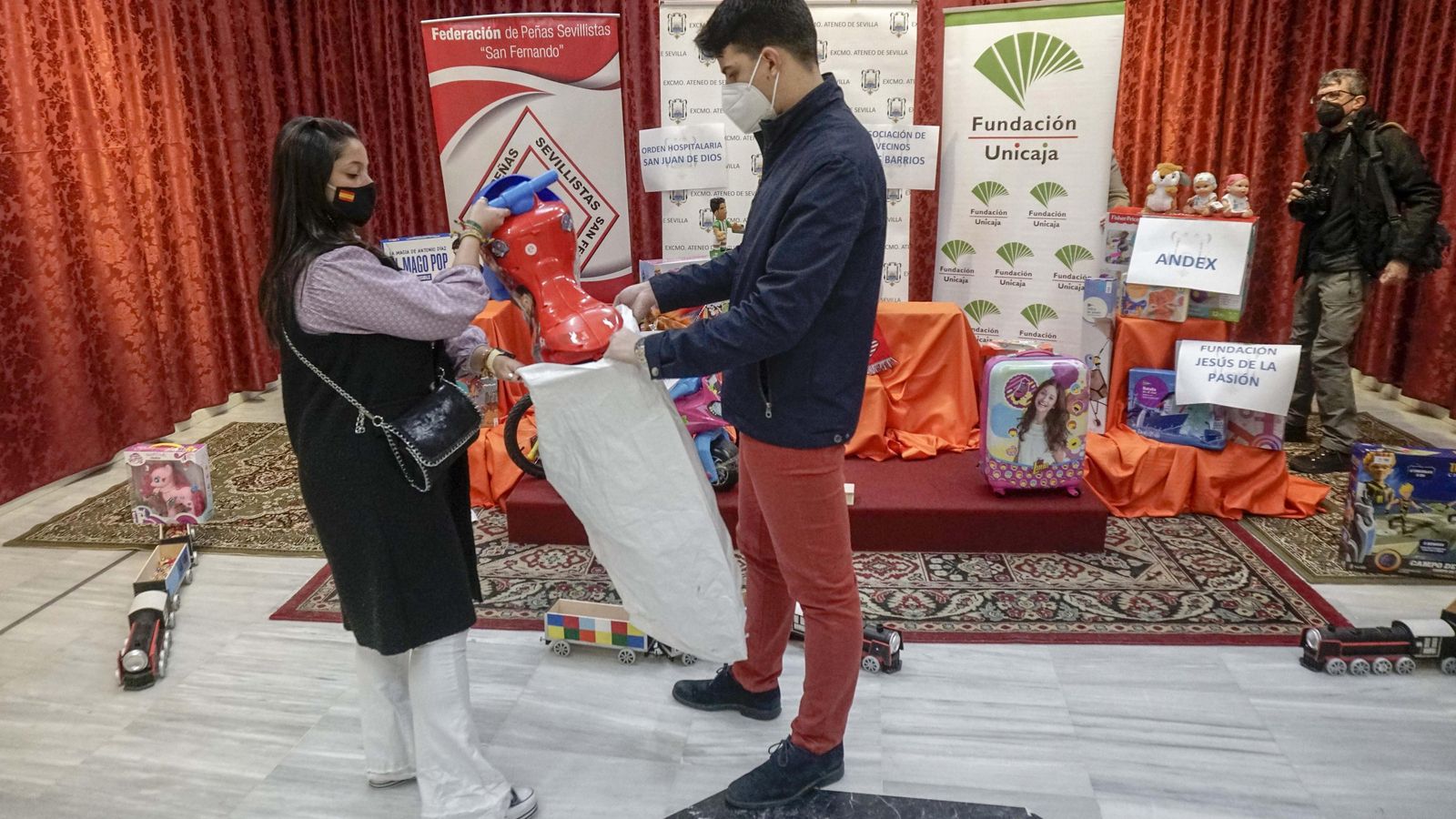 La entrega de juguetes, a familias desfavorecidas, este sábado, en la sede del Ateneo.
