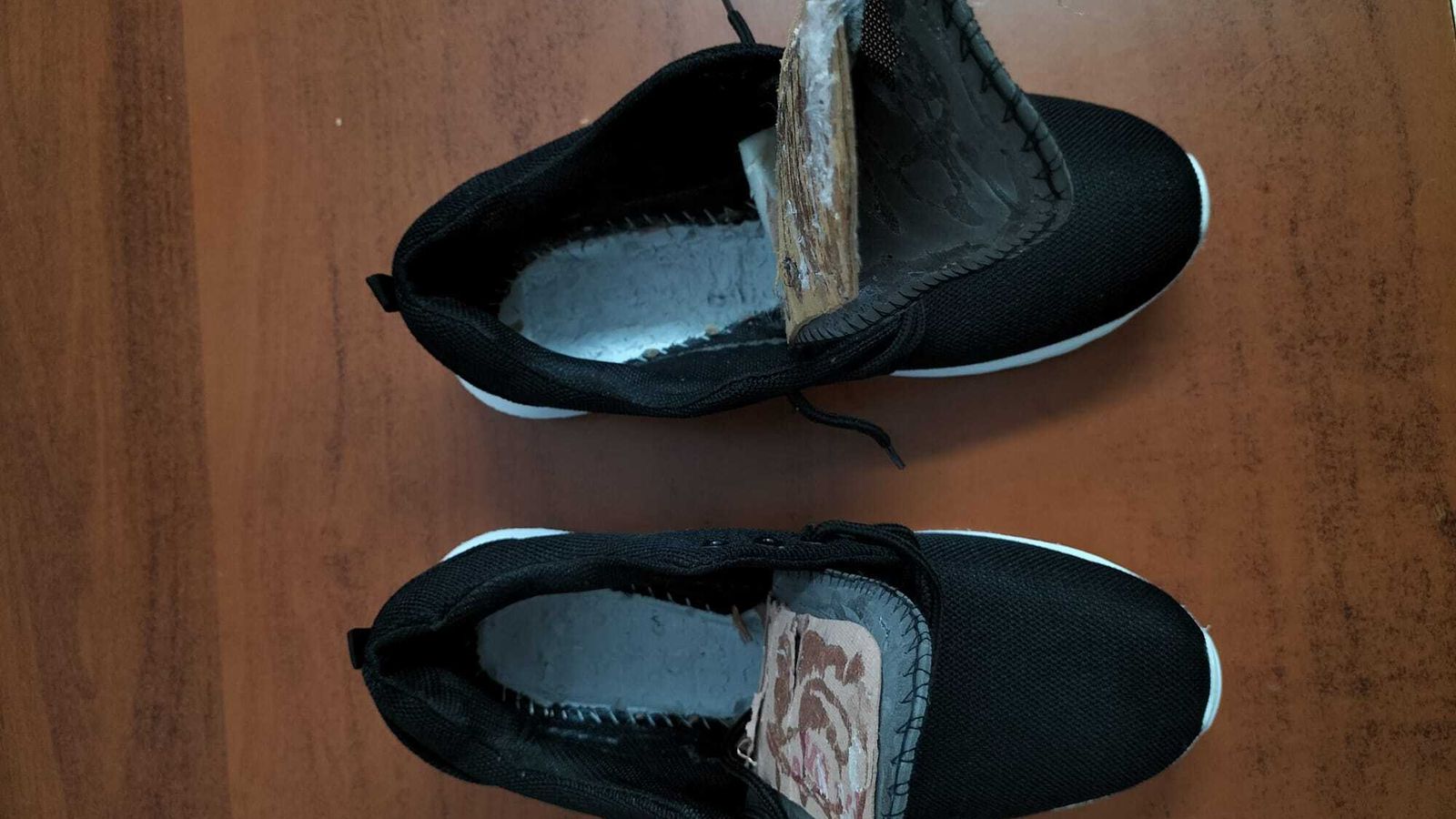 Las zapatillas que contenían los paquetes sospechosos.