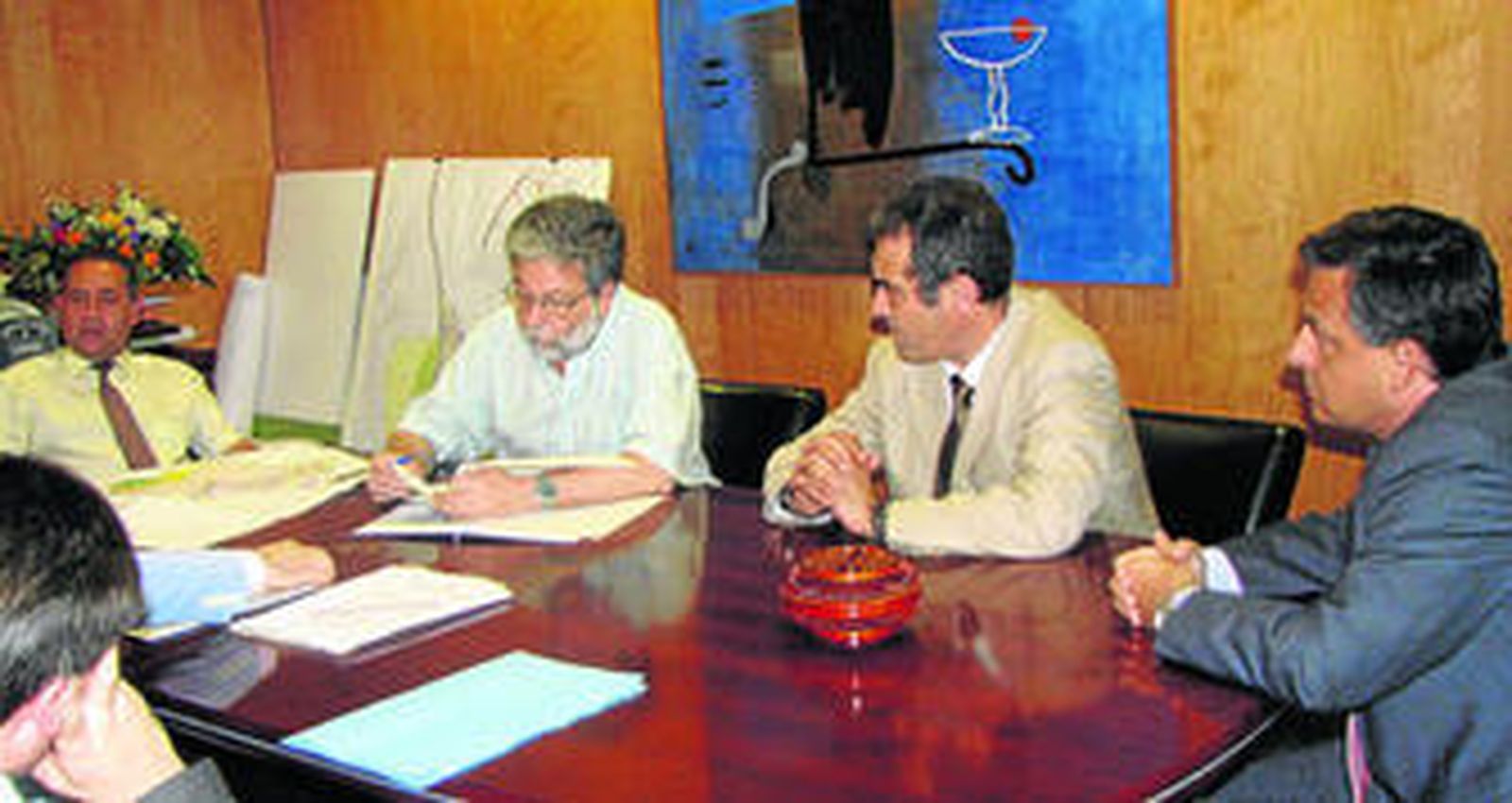 El alcalde de Dos Hermanas y el presidente de la Ciudad de la Energía, en el centro, en la firma de ayer.