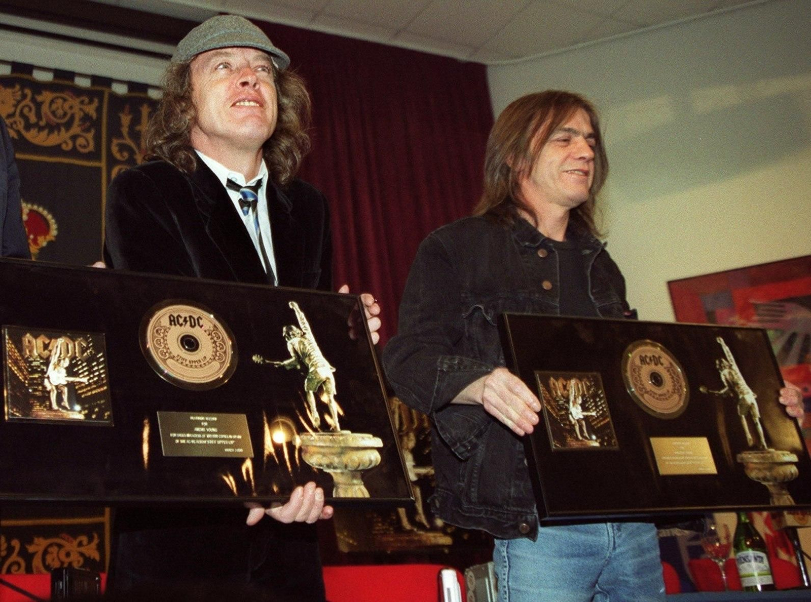 Angus Young y Malcolm, durante la presentación de su disco 'Stiff Upper Lip'.