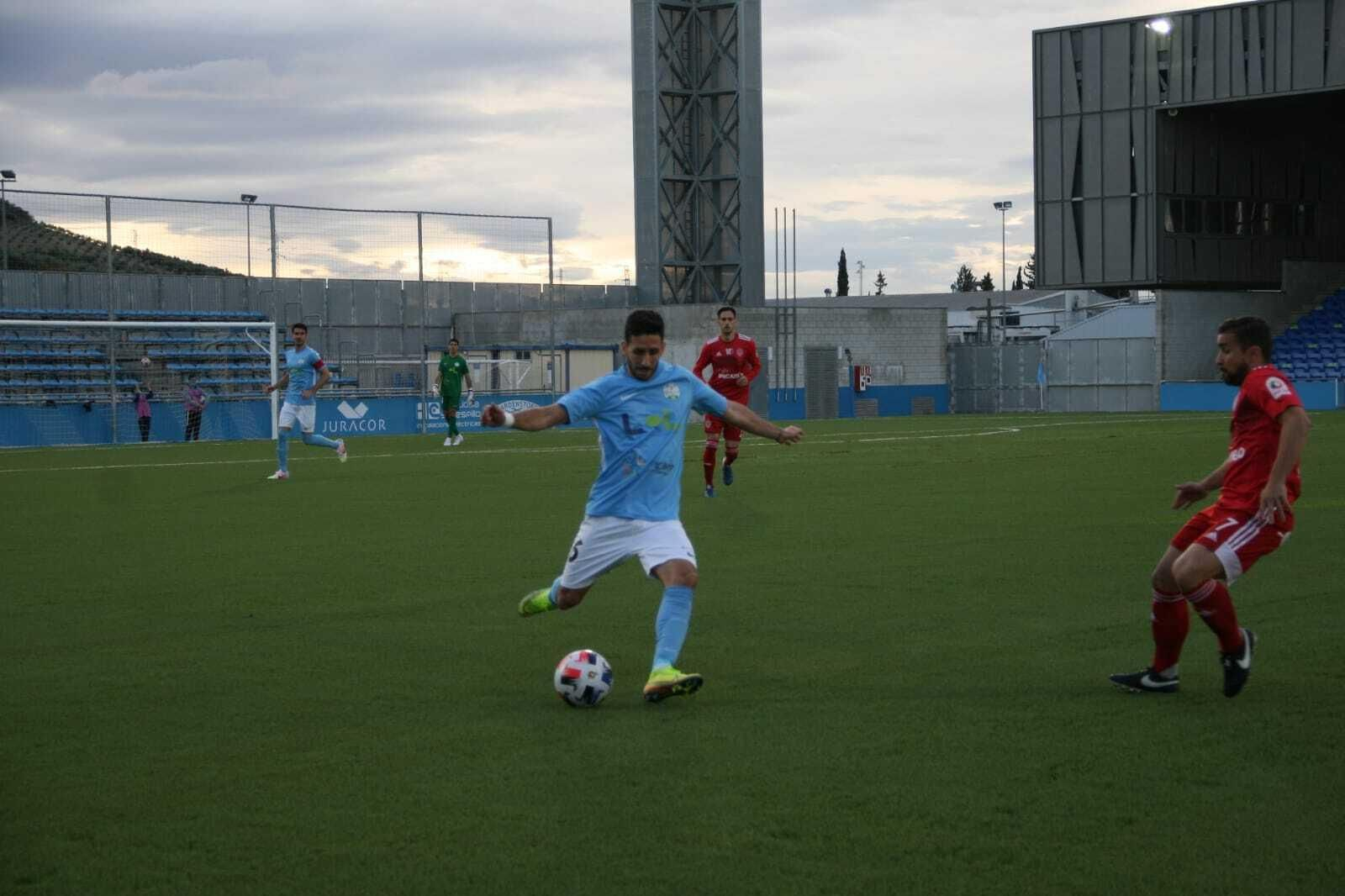 Toni Pérez golpea al balón en presencia de Lua.
