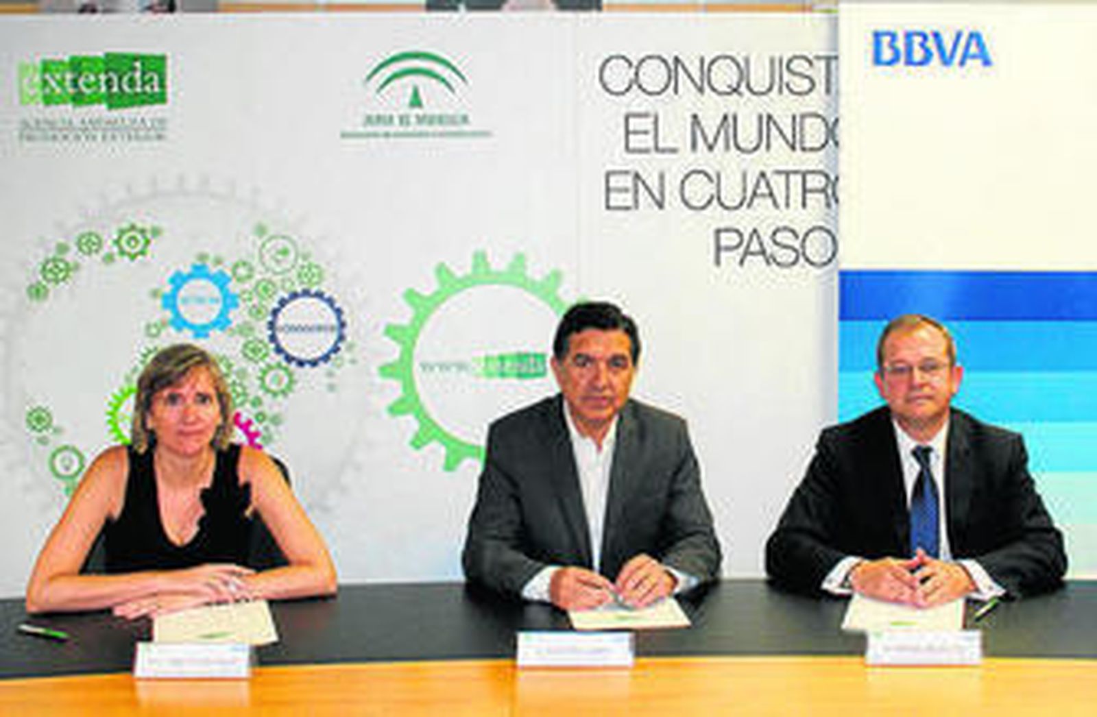Vanessa Bernad y Gaspar Llanes, de Extenda, junto a Rafael Palacios, de BBVA.