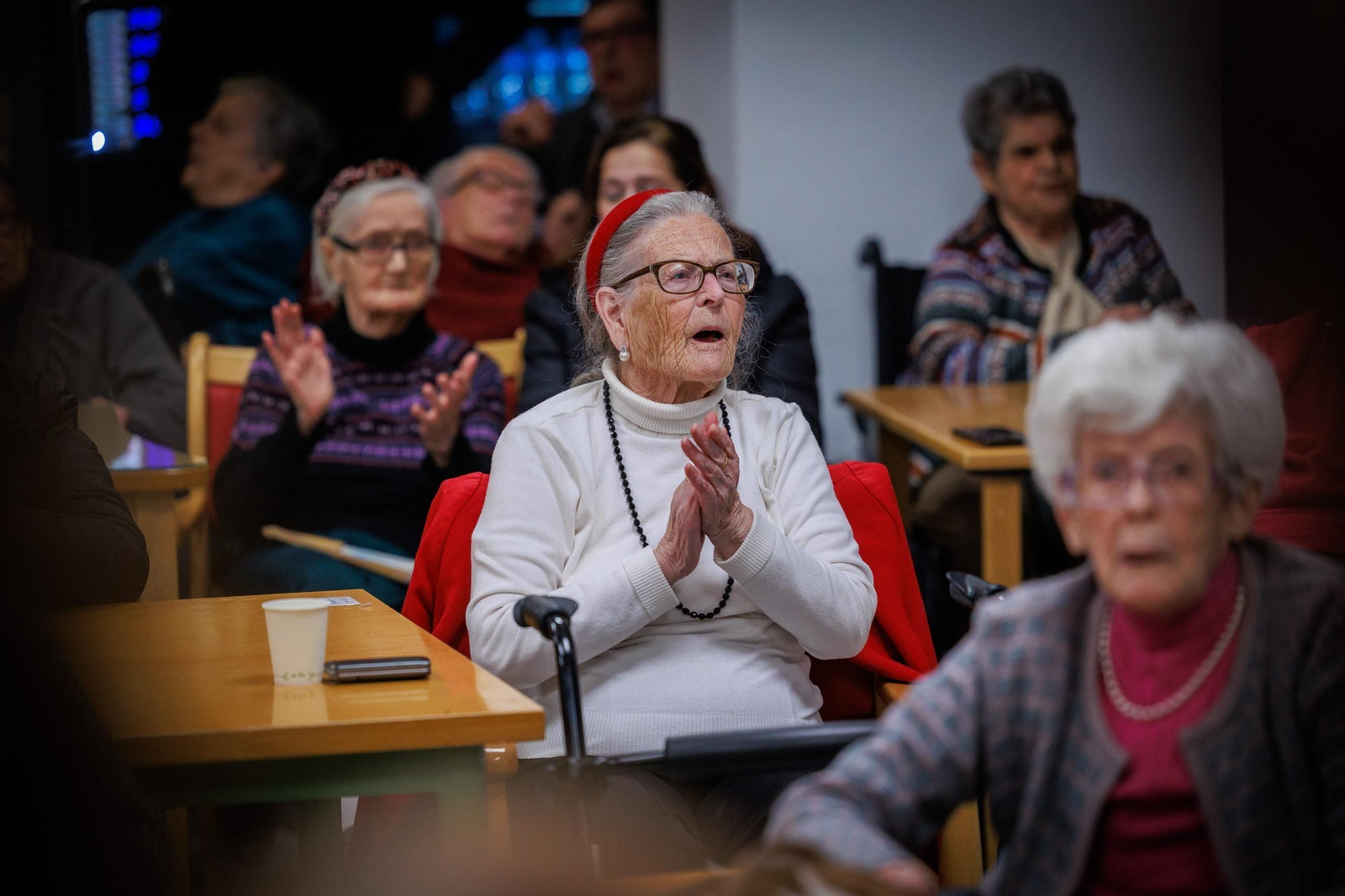 Imágenes:Trabajadores del centro de salud El Olivillo celebran la Navidad con los mayores de la residencia Matía Calvo en Cádiz