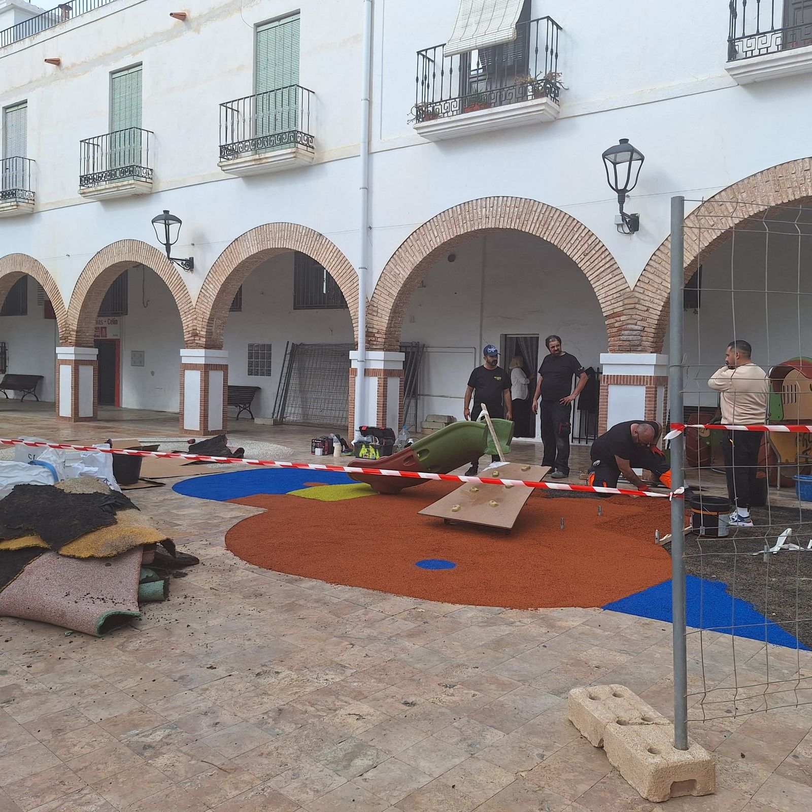 Trabajos en el parque infantil de la Plaza de las Flores.