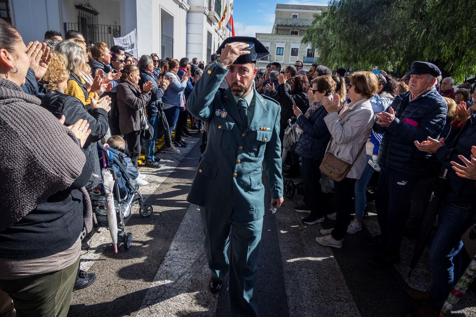 Vecinos de Barbate aplauden a la Guardia Civil el día después de la muerte de dos agentes en el puerto barbateño, en febrero de 2024.