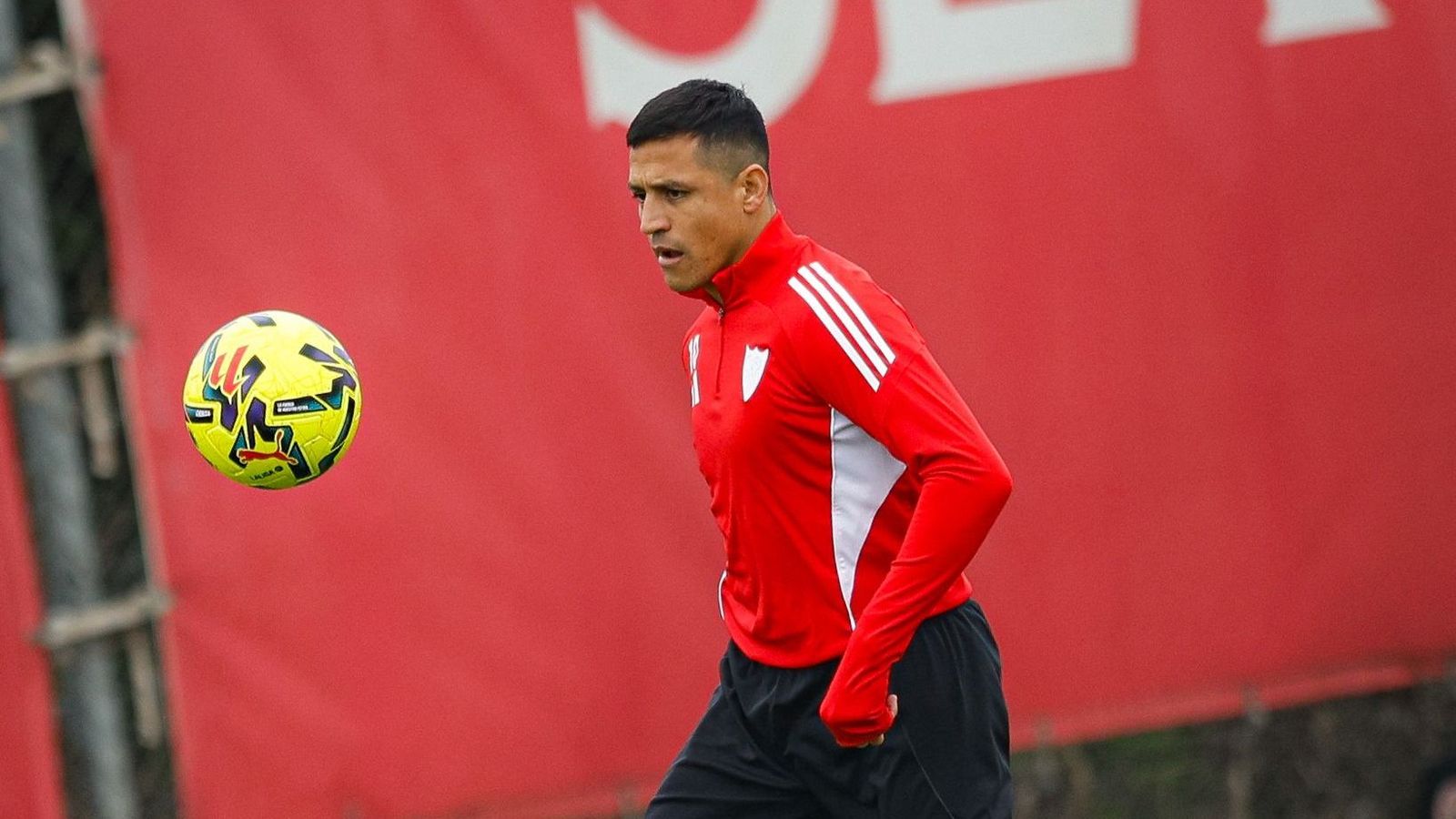 Alexis Sánchez durante un entrenamiento con el Sevilla FC