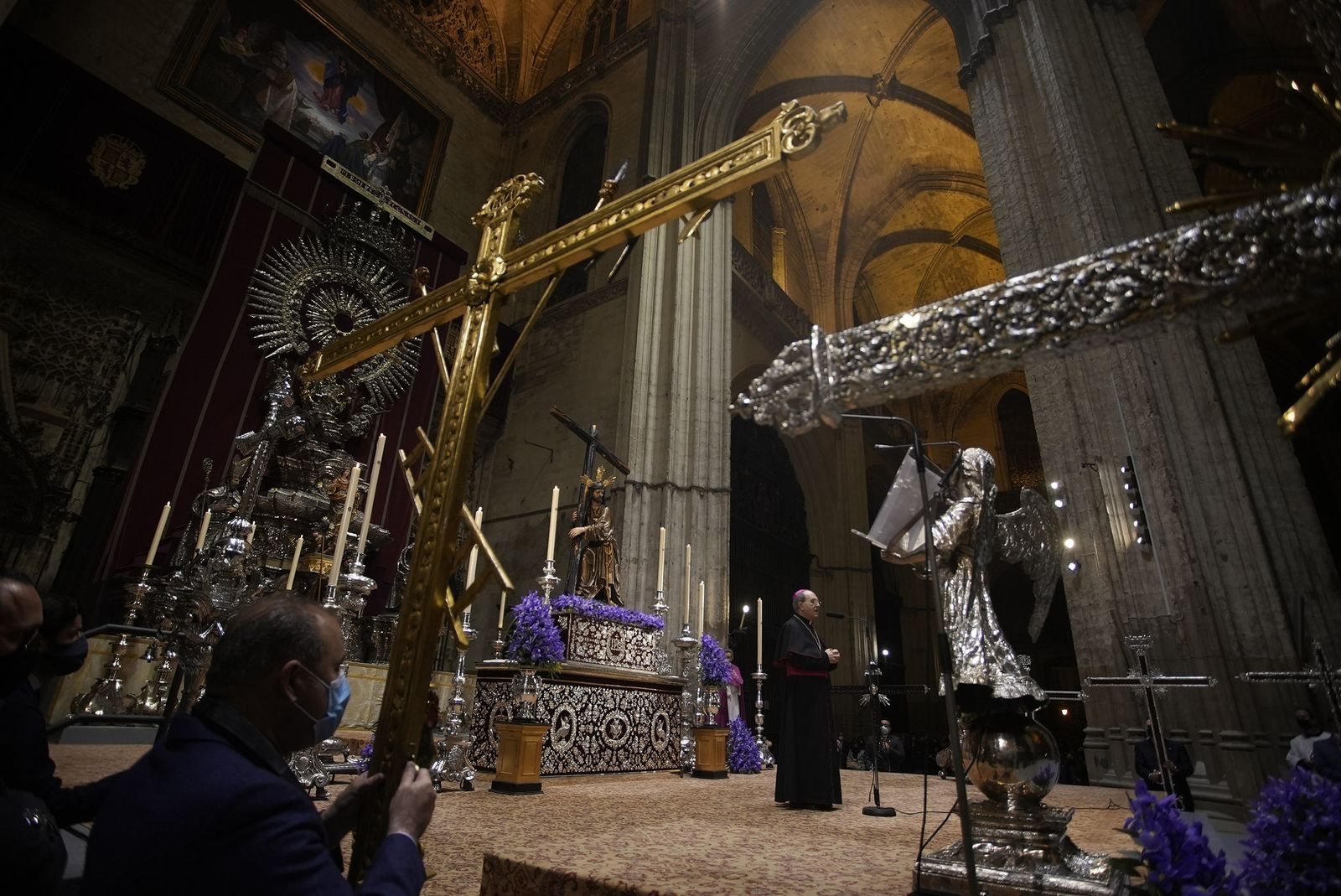 Varias cruces de guía ante el Altar del Jubileo de la Catedral.