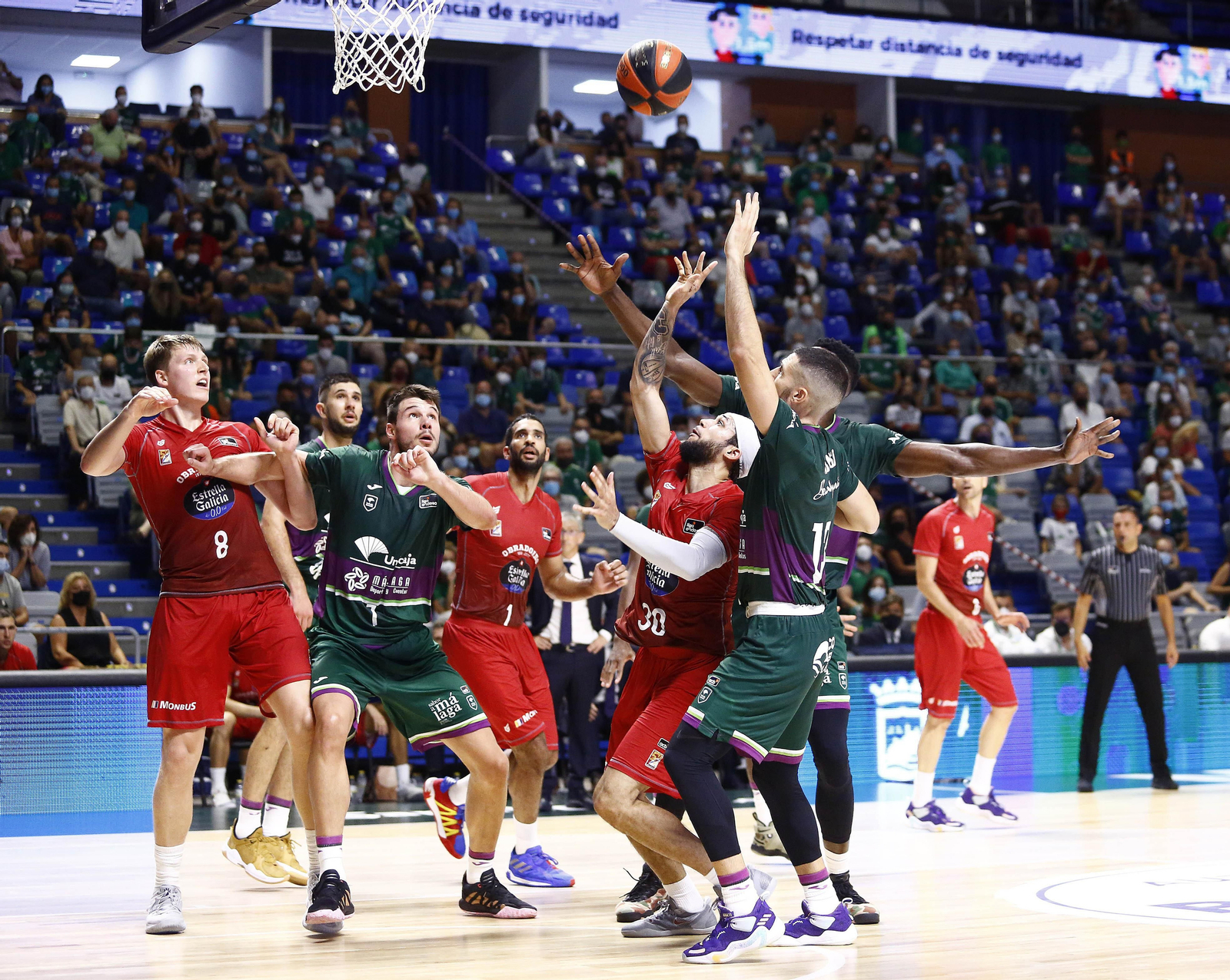 Pelea por un rebote en la primera vuelta en el Carpena.