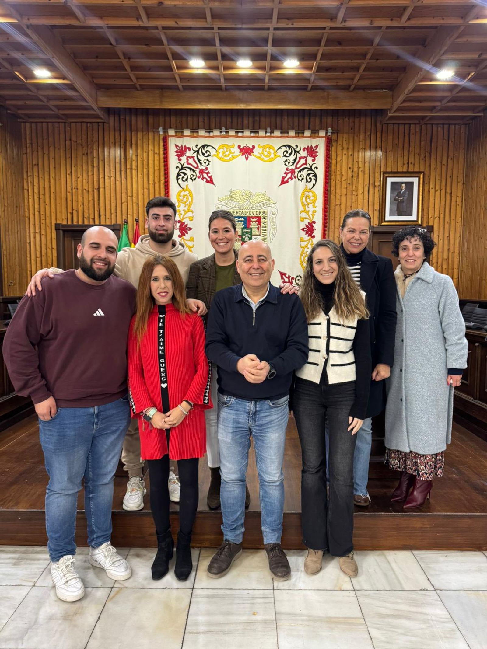 El alcalde posa con los cuatro nuevos docentes de Escuela Concilia.