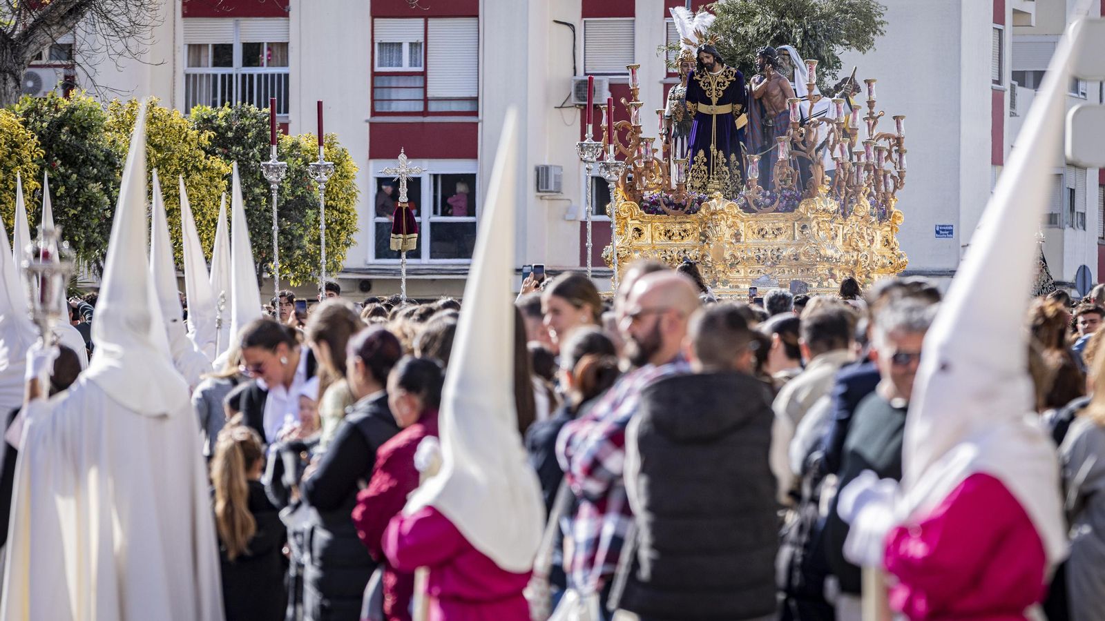 En imágenes,  El Prendimiento de San Fernando tuvo que volverse a su templo entre lágrimas y lluvia