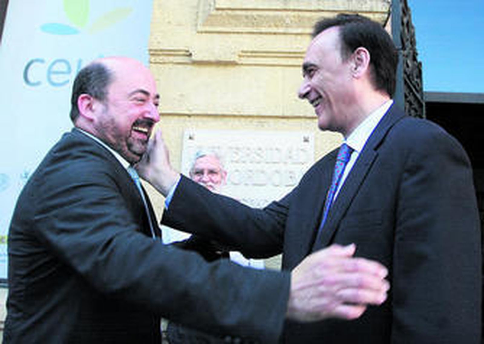 Dos candidatos, un birrete negro