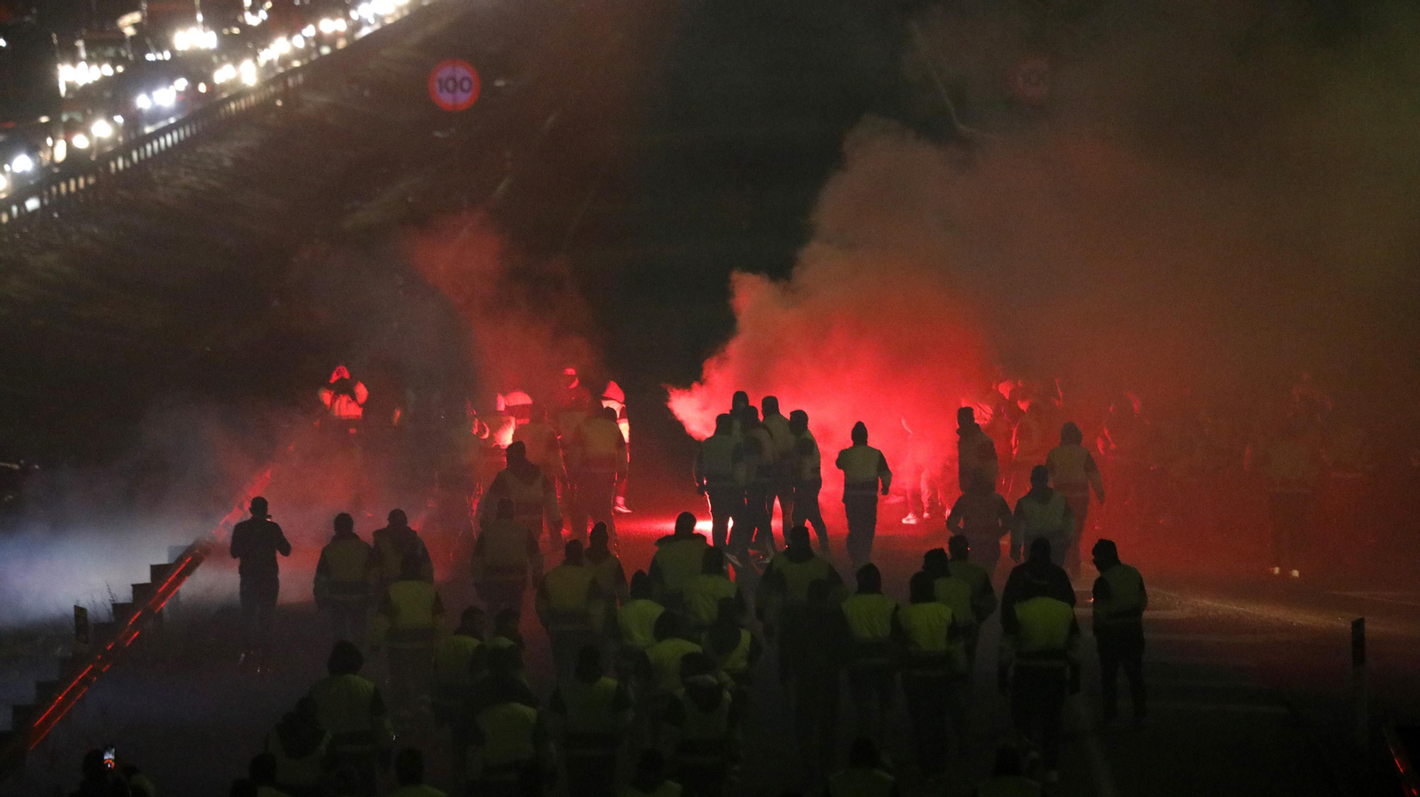 Imágenes del corte de la A-7 por los trabajadores de Acerinox en huelga, este viernes