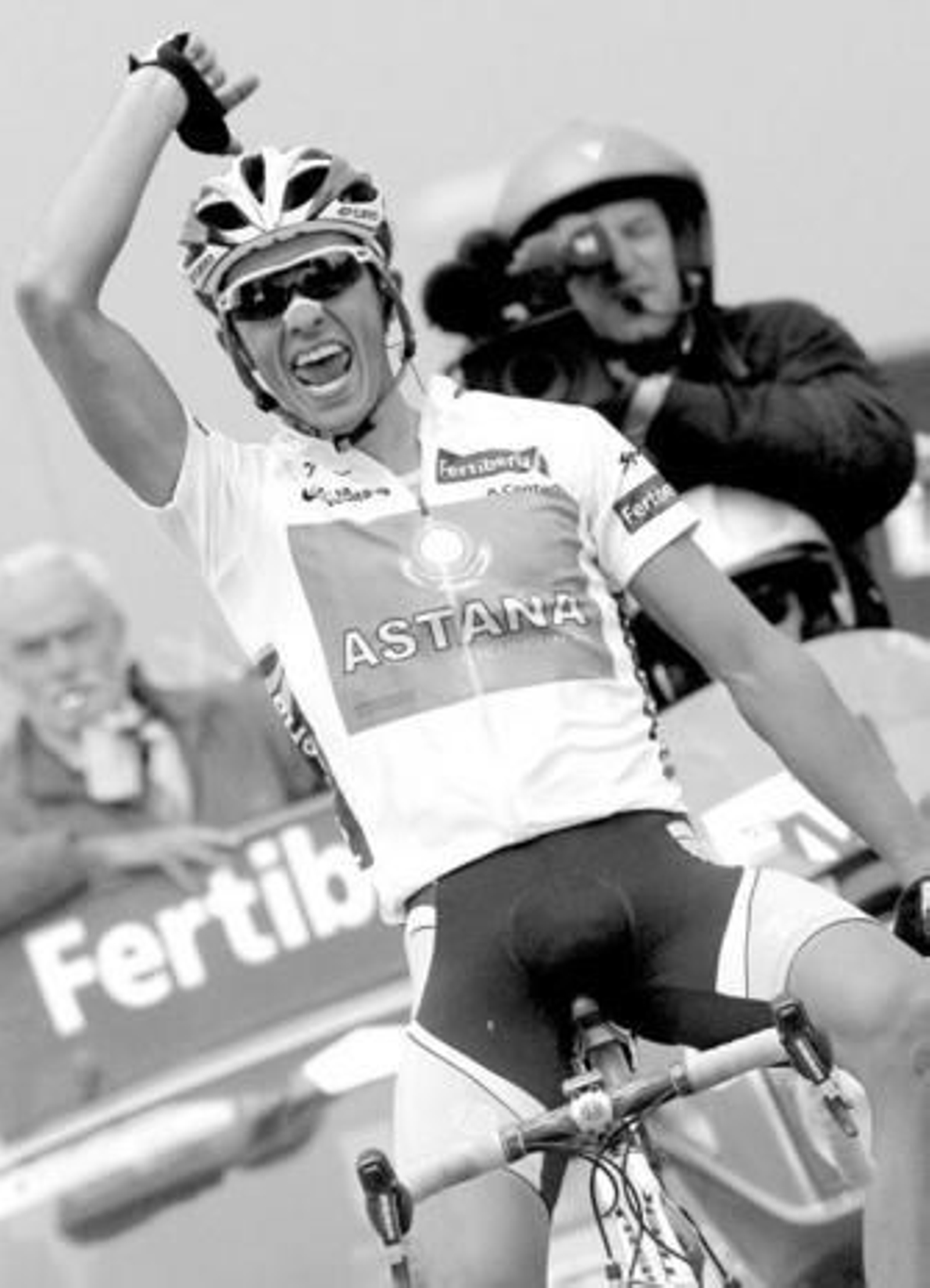 Alberto Contador celebra el triunfo con el gesto del pistolero.