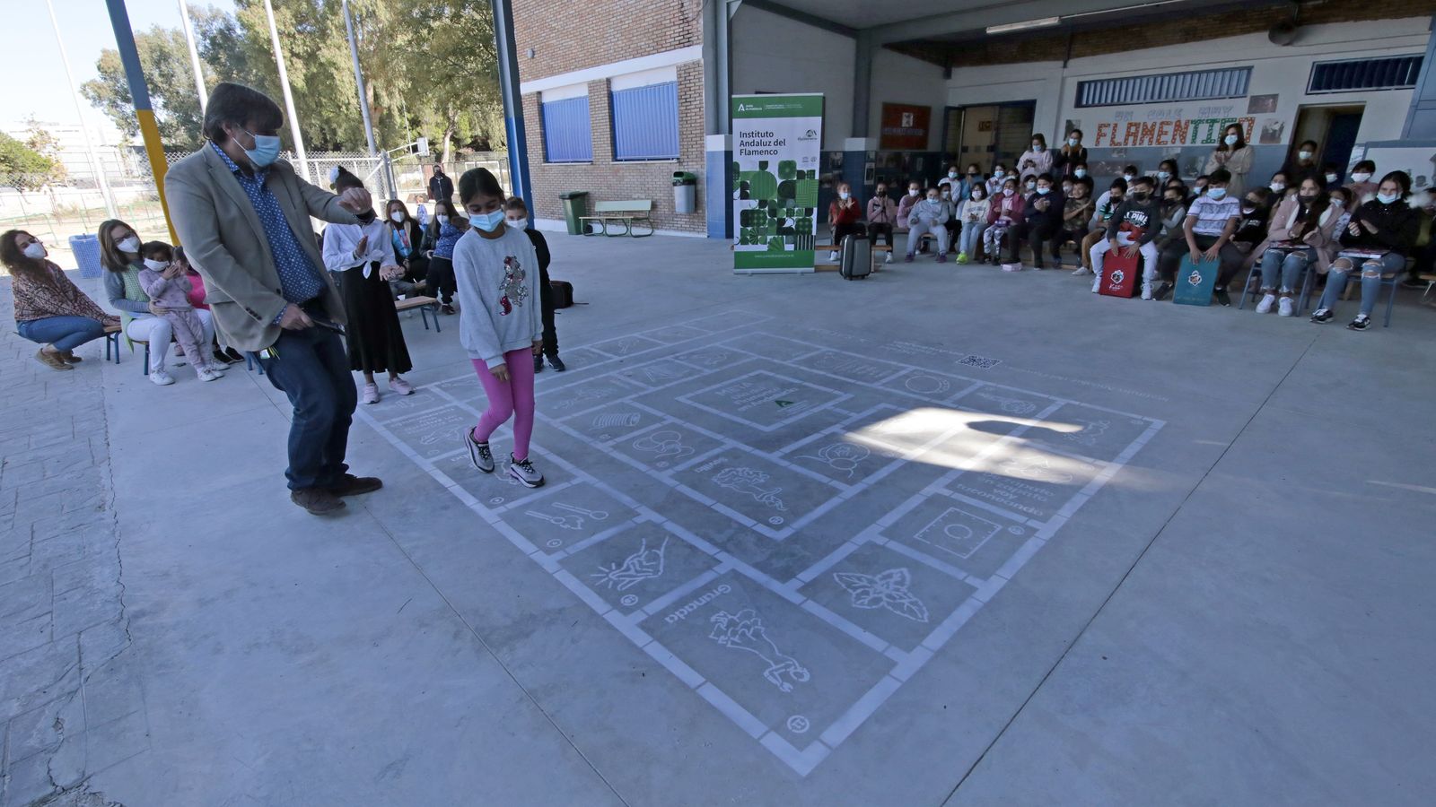 Presentación de la 'oca flamenca' en el colegio San Juan de Dios