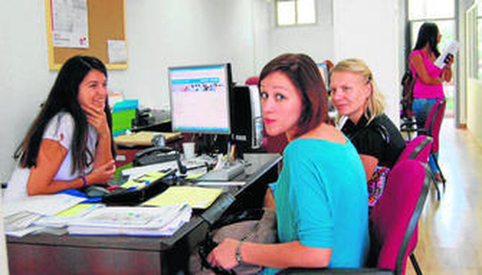 Dos usuarias en las instalaciones del centro de lenguas de la Universidad de Almería.