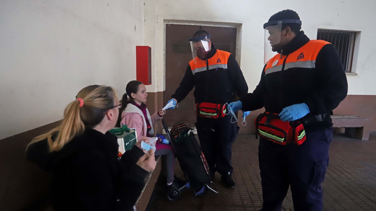 Reparto de mascarillas en las estaciones de autobús del Campo de Gibraltar