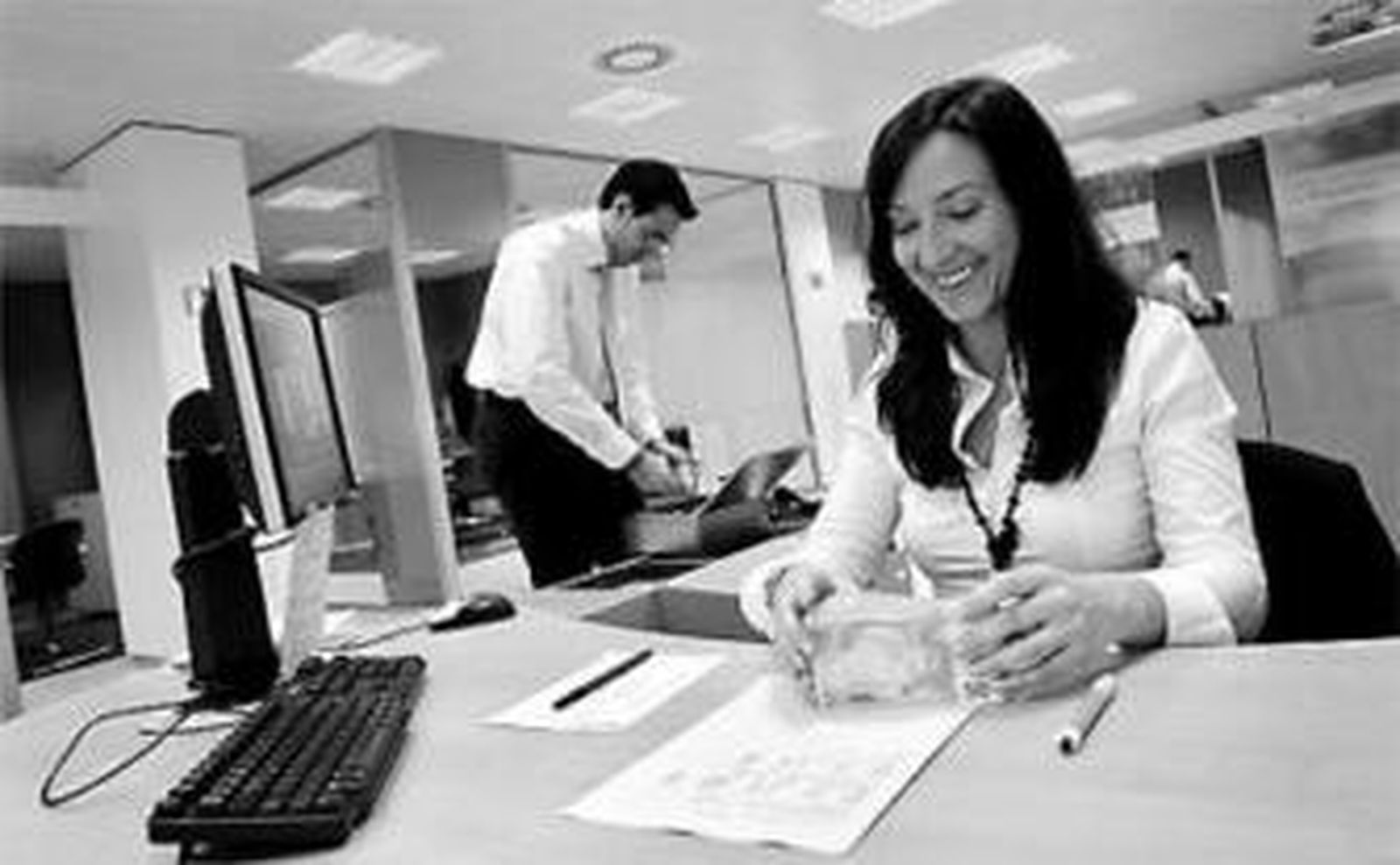 Varios trabajadores, ayer, en la nueva oficina de CAM en Málaga.