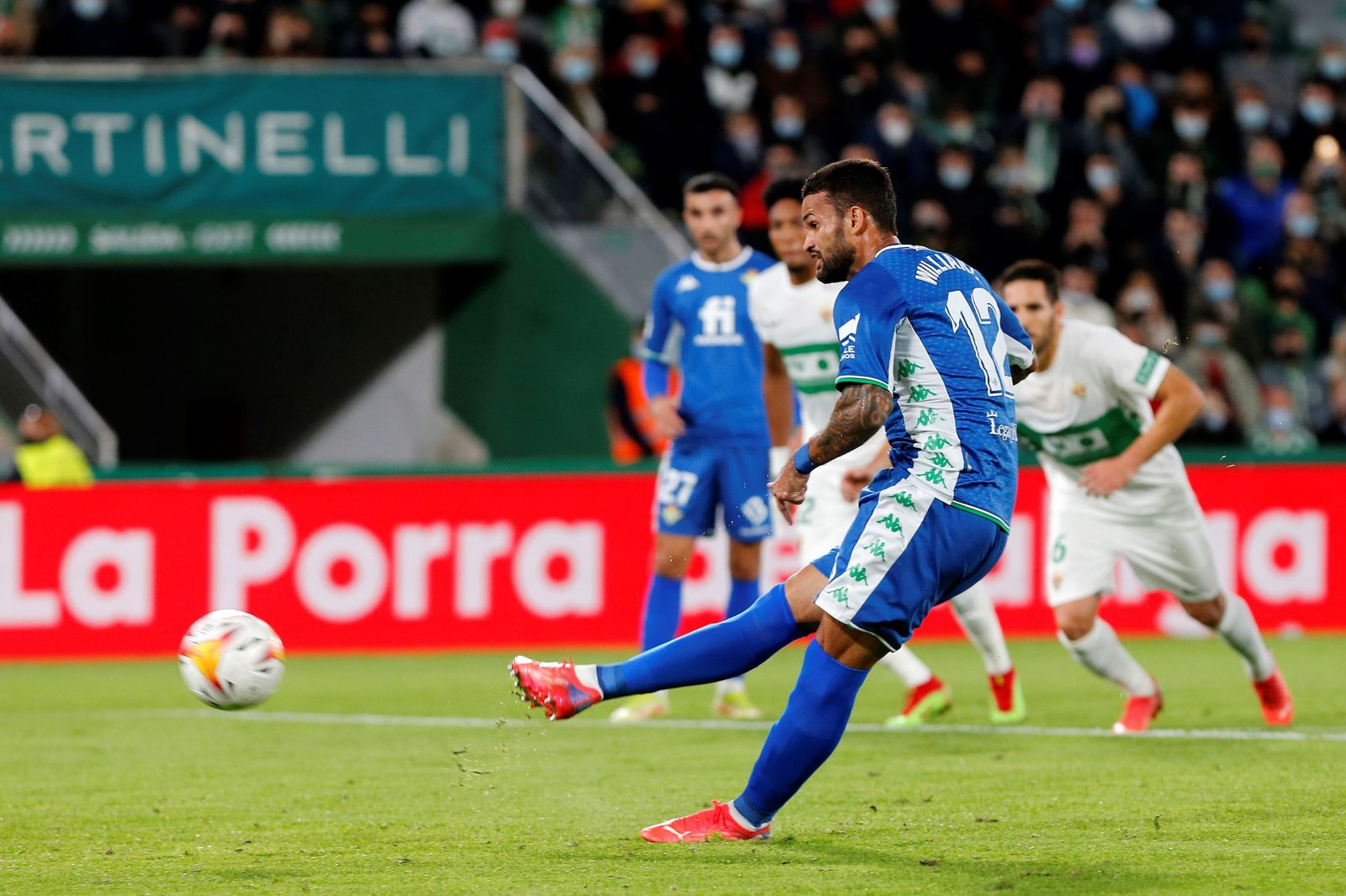 Willian José ejecuta el penalti para darle al Betis el cero a dos.