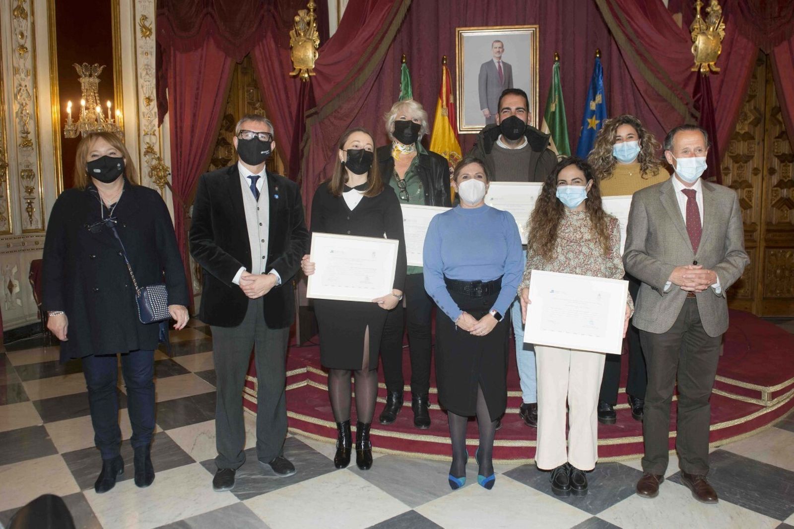 Autoridades y premiados, en la foto de familia.