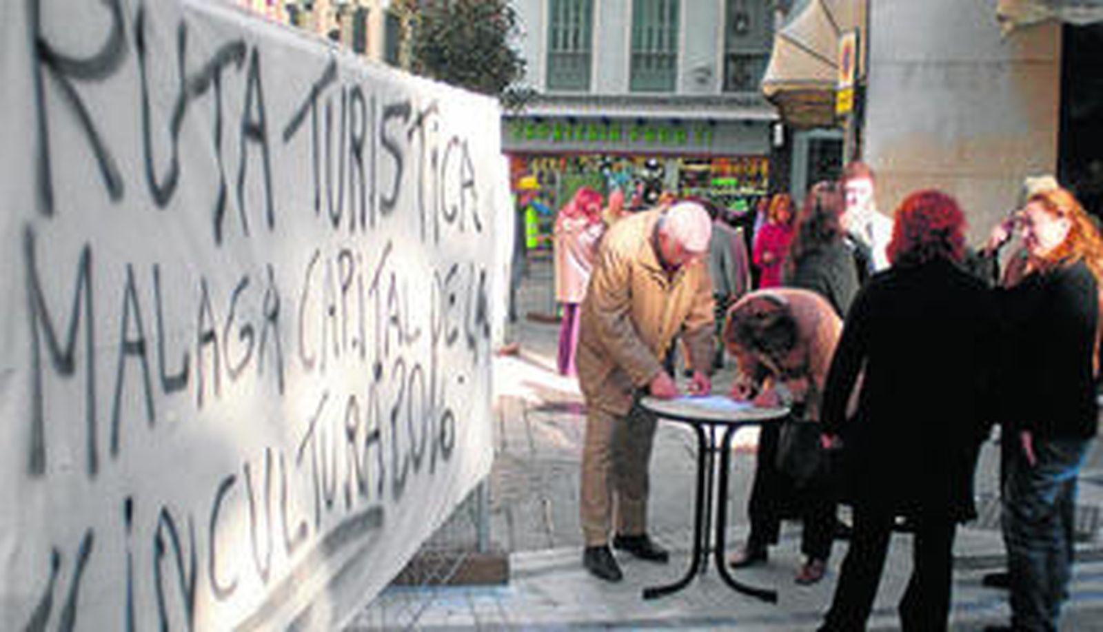 Recogida de firmas, ayer, en la Plaza de Félix Sáenz contra la instalación de contenedores soterrados en el citado enclave.