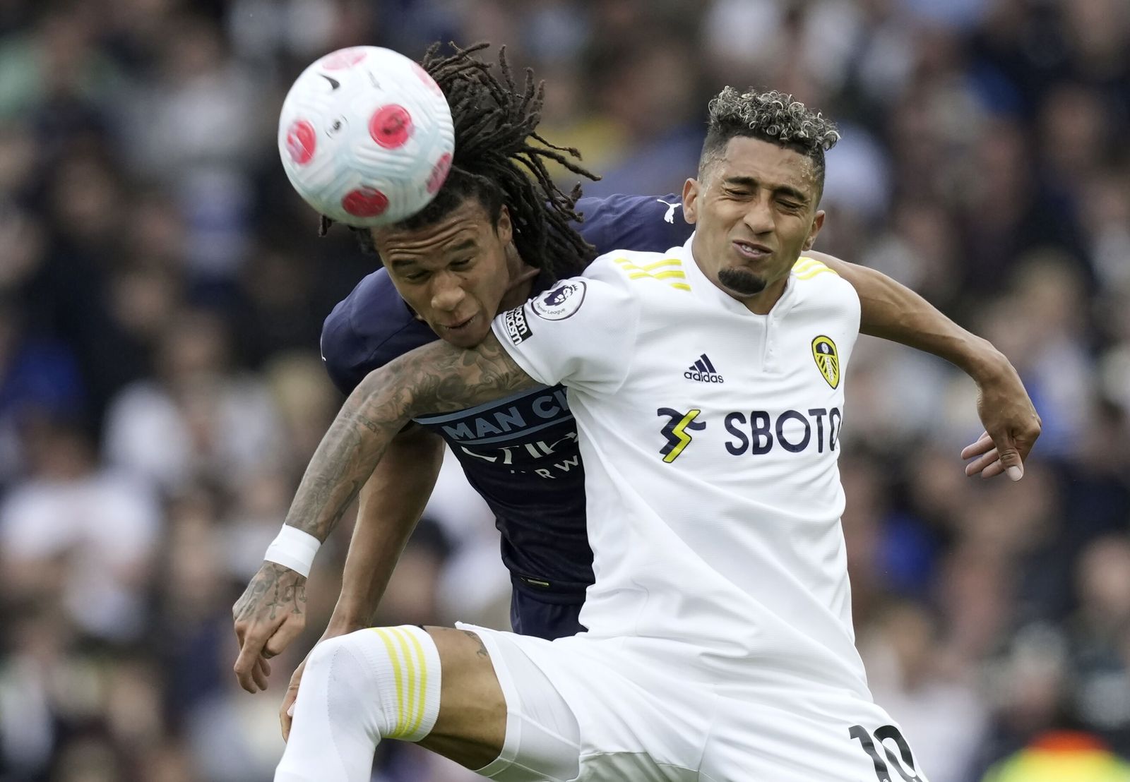Raphinha, de blanco, durante un partido con el Leeds