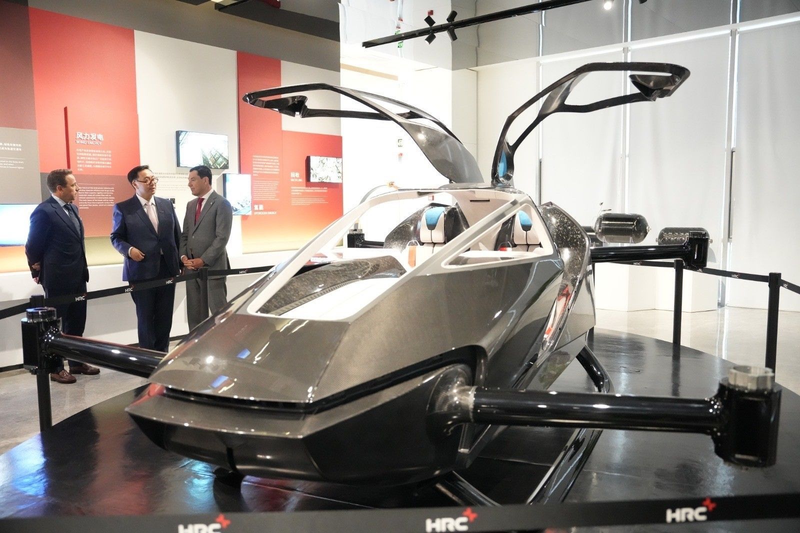 Visita del presidente de la Junta de Andalucía, Juanma Moreno, a las instalaciones de HRC en Suzhou (China).