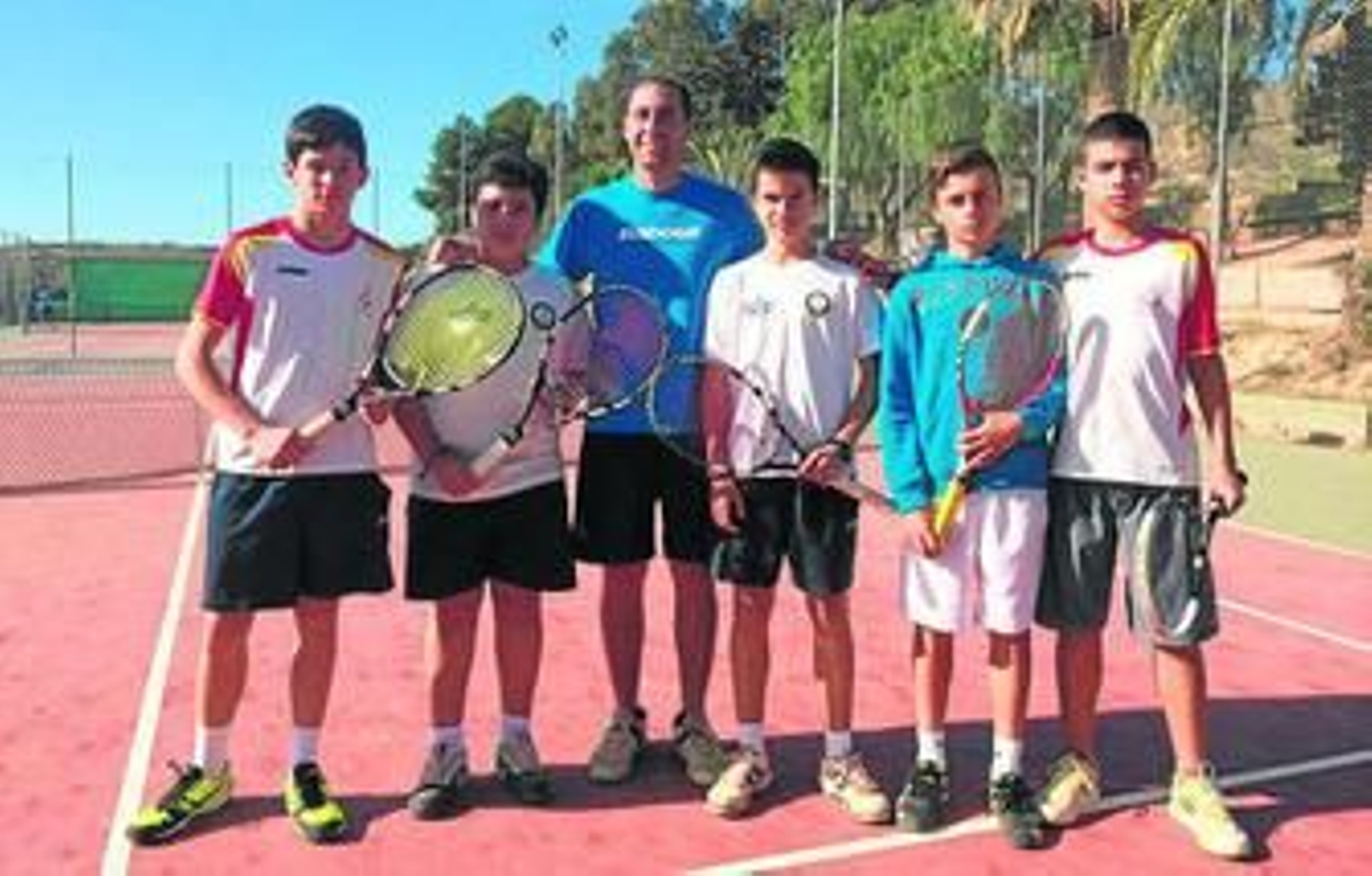 Los componentes del equipo infantil del Real Club Recreativo de Tenis de Huelva junto a su entrenador. Los componentes del equipo infantil del Real Club Recreativo de Tenis de Huelva junto a su entrenador.