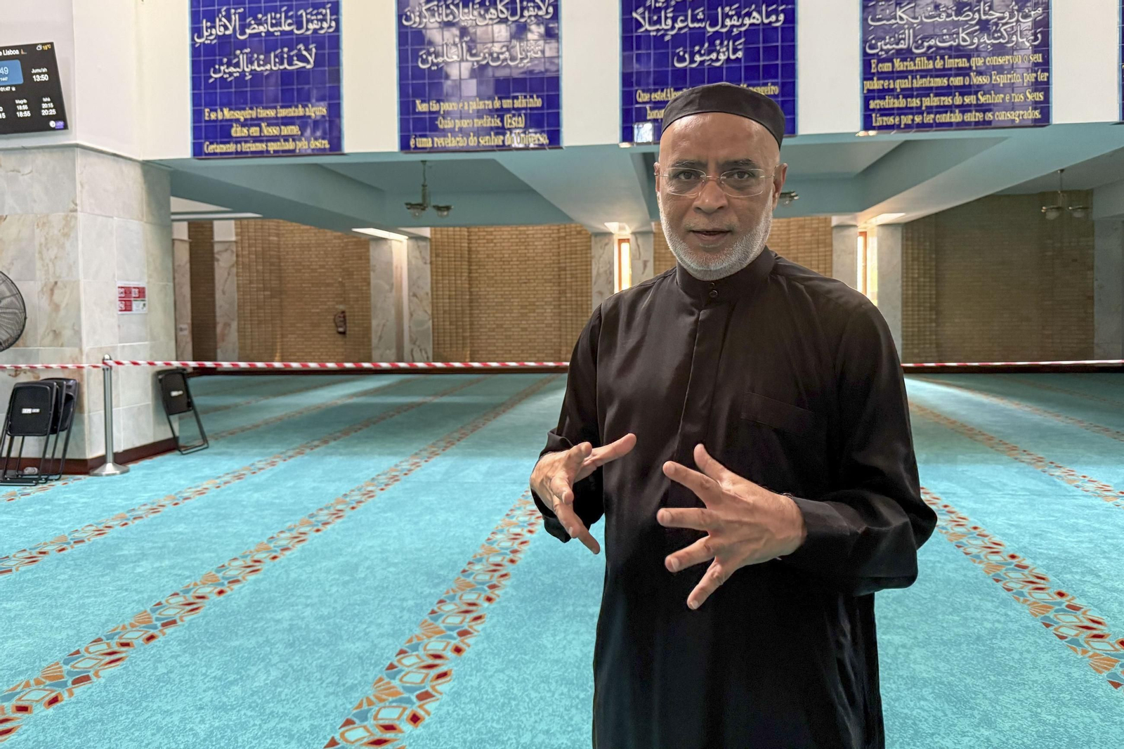 El imán de la Mezquita Central de Lisboa, jeque David Munir, señala en una entrevista con EFE que en Portugal "exagerando mucho" hay un centenar de mujeres que llevan burka  o niqab, el velo musulmán que tapa el rostro, y denuncia que la iniciativa del grupo de ultraderecha Chega de prohibirlo responde únicamente a una motivación política.